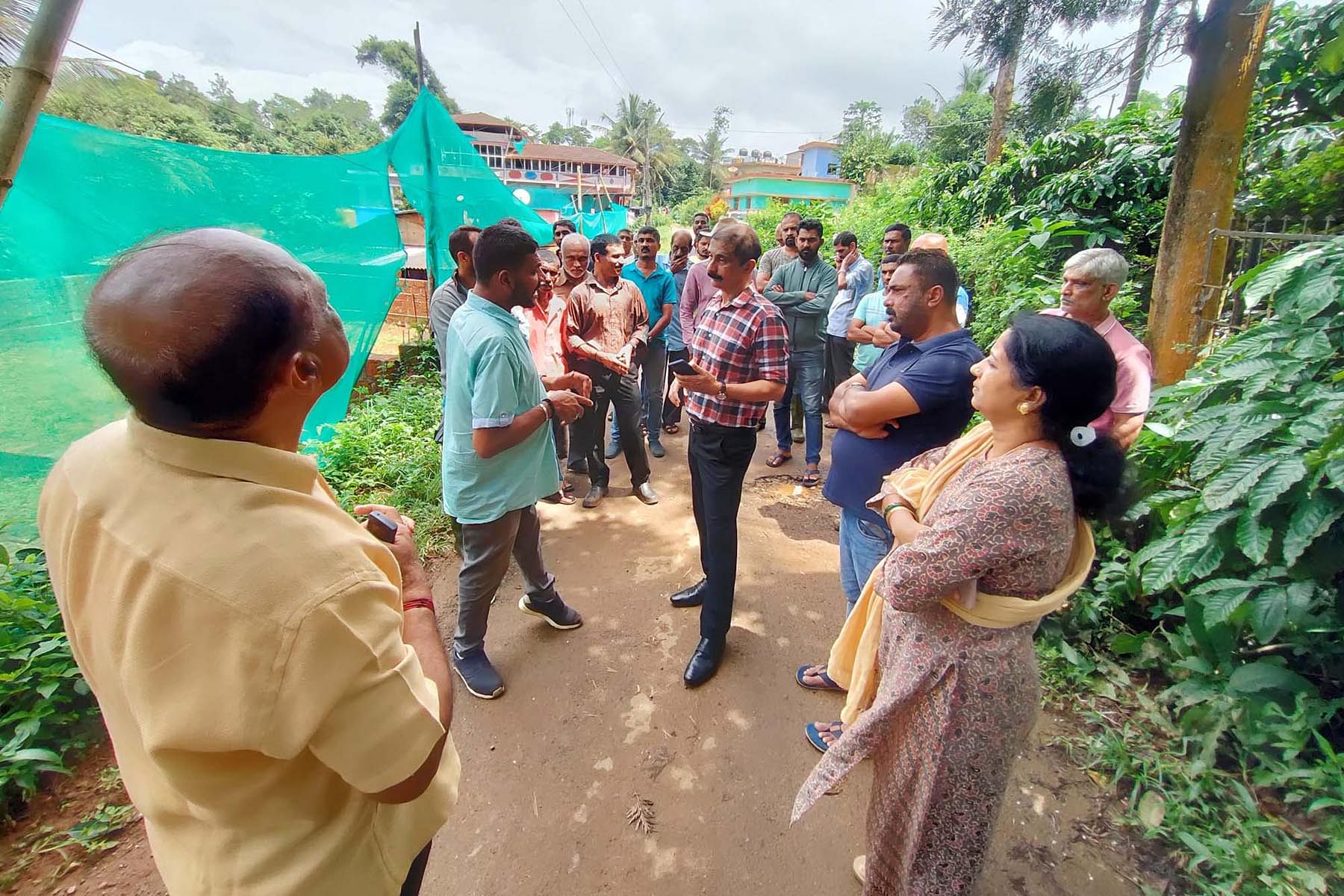 ನಾಪೋಕ್ಲು ಸಮೀಪದ ಕೋಟೇರಿ ರಸ್ತೆ ಒತ್ತುವರಿ ಸಂಬಂಧಿಸಿದಂತೆ ಗ್ರಾಮಸ್ಥರು ಮತ್ತು ಪಂಚಾಯಿತಿ ಪ್ರತಿನಿಧಿಗಳ ನಡುವೆ ಬುಧವಾರ ವಾಗ್ಯುದ್ಧ ನಡೆಯಿತು.