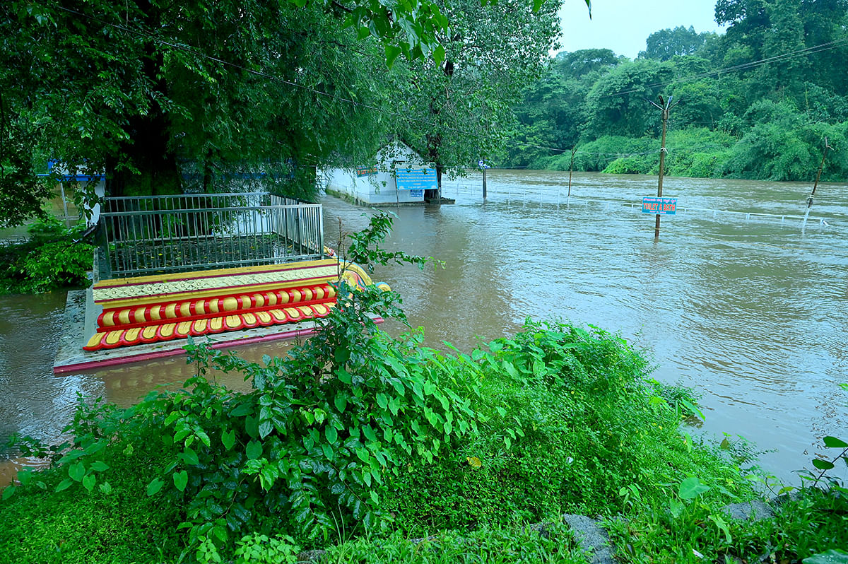 ಸುಬ್ರಹ್ಮಣ್ಯದ ಕುಮಾರಧಾರ ಸ್ನಾನಘಟ್ಟ ಮುಳುಗಡೆಯಾಗಿರುವುದು