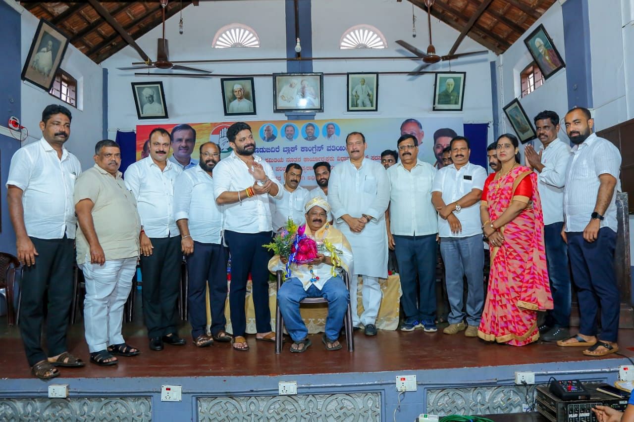 ಮೂಡುಬಿದಿರೆಯ ಸಮಾಜ ಮಂದಿರದಲ್ಲಿ ಬುಧವಾರ ನಡೆದ ಸಮಾರಂಭದಲ್ಲಿ ಮೂಡ ನೂತನ ಅಧ್ಯಕ್ಷ ಹರ್ಷವರ್ಧನ ಪಡಿವಾಳ್ ಅವರನ್ನು ಅಭಿನಂದಿಸಲಾಯಿತು. ಐವನ್ ಡಿಸೋಜಾ, ಮಿಥುನ್ ರೈ ಮತ್ತಿತರರು ಇದ್ದರು