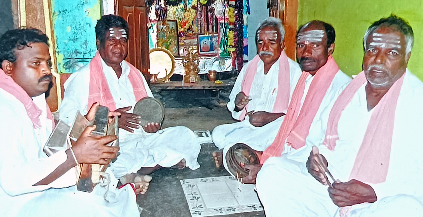 ಕೆಸ್ತೂರು ಪುಟ್ಟಸ್ವಾಮಿ ಸಹ ಕಲಾವಿದರ ಜೊತೆ ಹರಿಕಥೆ ಮಾಡುತ್ತಿರುವುದು.