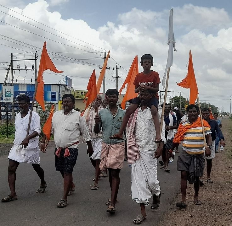 ದೇವರಹಿಪ್ಪರಗಿ ಮೂಲಕ ಪಂಢರಾಪುರಕ್ಕೆ ಪಾದಯಾತ್ರೆಯ ಮೂಲಕ ತೆರಳುತ್ತಿರುವ ಬಳ್ಳಾರಿ ಜಿಲ್ಲೆಯ ಏಳುಬೆಂಚಿ ಗ್ರಾಮದ ಭಕ್ತಾಧಿಗಳು