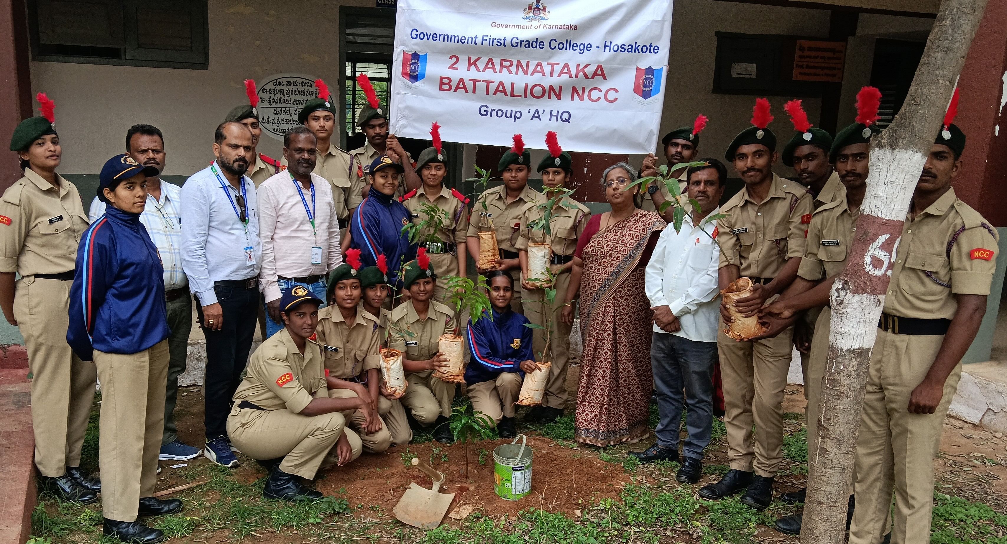 ಹೊಸಕೋಟೆ ಸರ್ಕಾರಿ ಪ್ರಥಮ ದರ್ಜೆ ಕಾಲೇಜಿನಲ್ಲಿ ಕಾರ್ಗಿಲ್ ವಿಜಯ್ ದಿವಸ್ ಅಂಗವಾಗಿ ಸಸಿ ನೆಟ್ಟ ಎನ್‌ಸಿಸಿ ವಿದ್ಯಾರ್ಥಿಗಳು ಮತ್ತು ಪ್ರಾಧ್ಯಾಪಕರು 