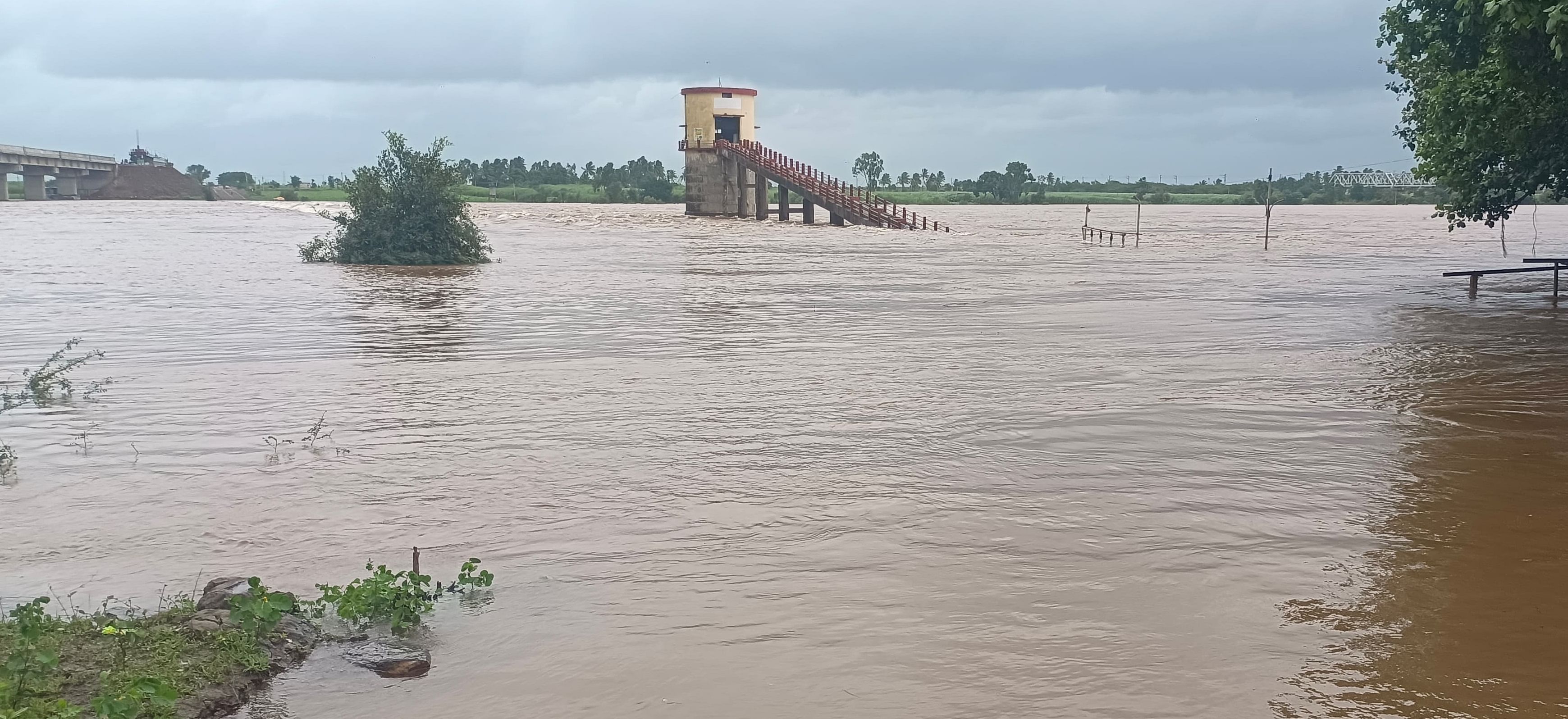 ಬೆಳಗಾವಿ ಜಿಲ್ಲೆಯ ರಾಯಬಾಗ ತಾಲ್ಲೂಕಿನ ಕುಡಚಿ ಸೇತುವೆ ಕೃಷ್ಣಾ ನದಿಯಲ್ಲಿ ಸಂಪೂರ್ಣ ಮುಳುಗಿದ್ದು, ಸೇತುವೆ ಬುರುಜು ಮಾತ್ರ ಕಾಣಿಸುತ್ತಿದೆ
– ಪ್ರಜಾವಾಣಿ ಚಿತ್ರ: ಇಮಾಮ್‌ಹುಸೇನ್‌ ಗೂಡುನವರ