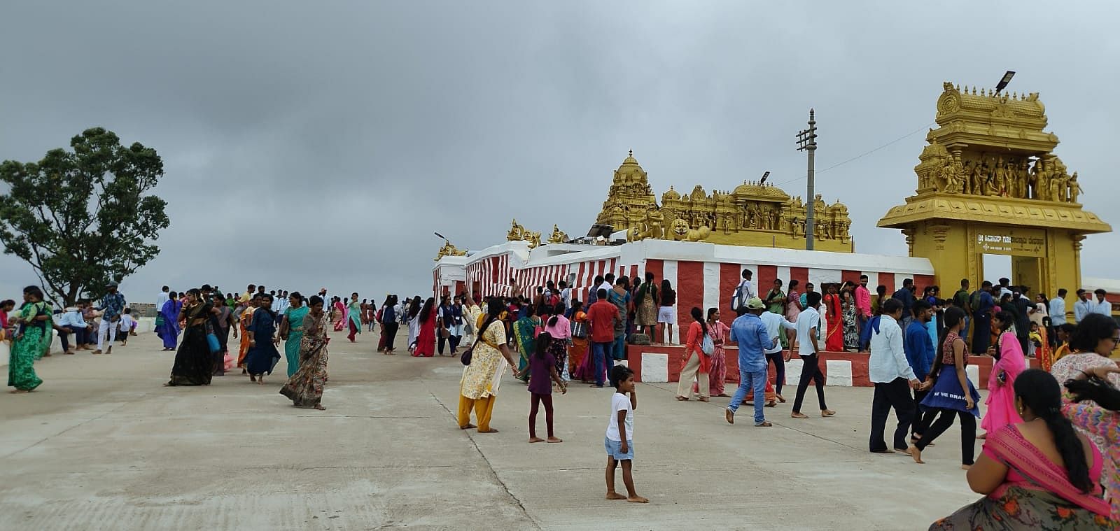 ಗುಂಡ್ಲುಪೇಟೆ ತಾಲ್ಲೂಕಿನ ಧಾರ್ಮಿಕ ಸ್ಥಳ ಹಿಮವದ್ ಗೋಪಾಲಸ್ವಾಮಿ ಬೆಟ್ಟದಲ್ಲಿ ಪ್ರವಾಸಿಗರ ದಂಡು