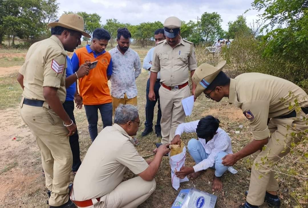 ಮುಳಬಾಗಿಲು ನಗರದ ಮಂಜುನಾಥ ಕಾಲೊನಿ ಬಳಿಯ ಕಾಲೇಶ್ ದರ್ಗಾ ಸಮೀಪ ಗಾಂಜಾ ಮಾರಾಟ ಮಾಡುತ್ತಿದ್ದ ವ್ಯಕ್ತಿಯನ್ನು ಪೊಲೀಸರು ಬಂಧಿಸಿದರು