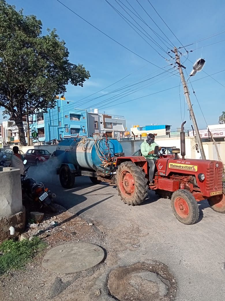 ಸೊಳ್ಳೆಗಳ ನಿಯಂತ್ರಣಕ್ಕಾಗಿ ಹಾಸನದಲ್ಲಿ ಫಾಗಿಂಗ್‌ ಮಾಡುತ್ತಿರುವುದು.