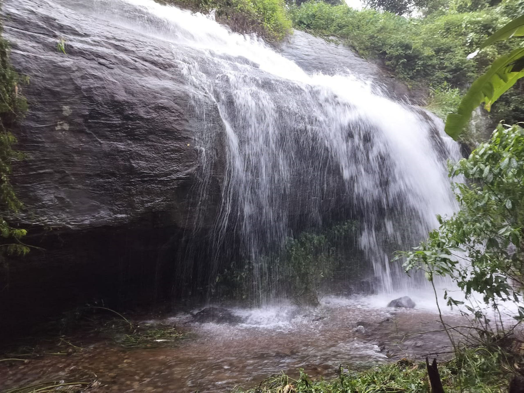 ಬಂಡೆಗಲ್ಲುಗಳ ಮೇಲಿಂದ ಧುಮ್ಮಿಕ್ಕುವ ಪಾರೆಕಟ್ಟು