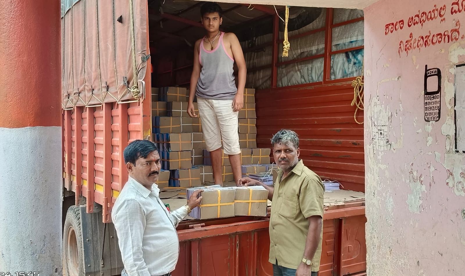 ಉಚಿತ ವಿತರಣೆಗಾಗಿ ಬೀಳಗಿಯ ಕೊರ್ತಿ ಸರ್ಕಾರಿ ಪ್ರಾಥಮಿಕ ಶಾಲೆಗೆ ಬಂದಿರುವ ಪುಸ್ತಕಗಳನ್ನು ನೋಡಲ್ ಅಧಿಕಾರಿ ತೆಗೆದುಕೊಂಡರು