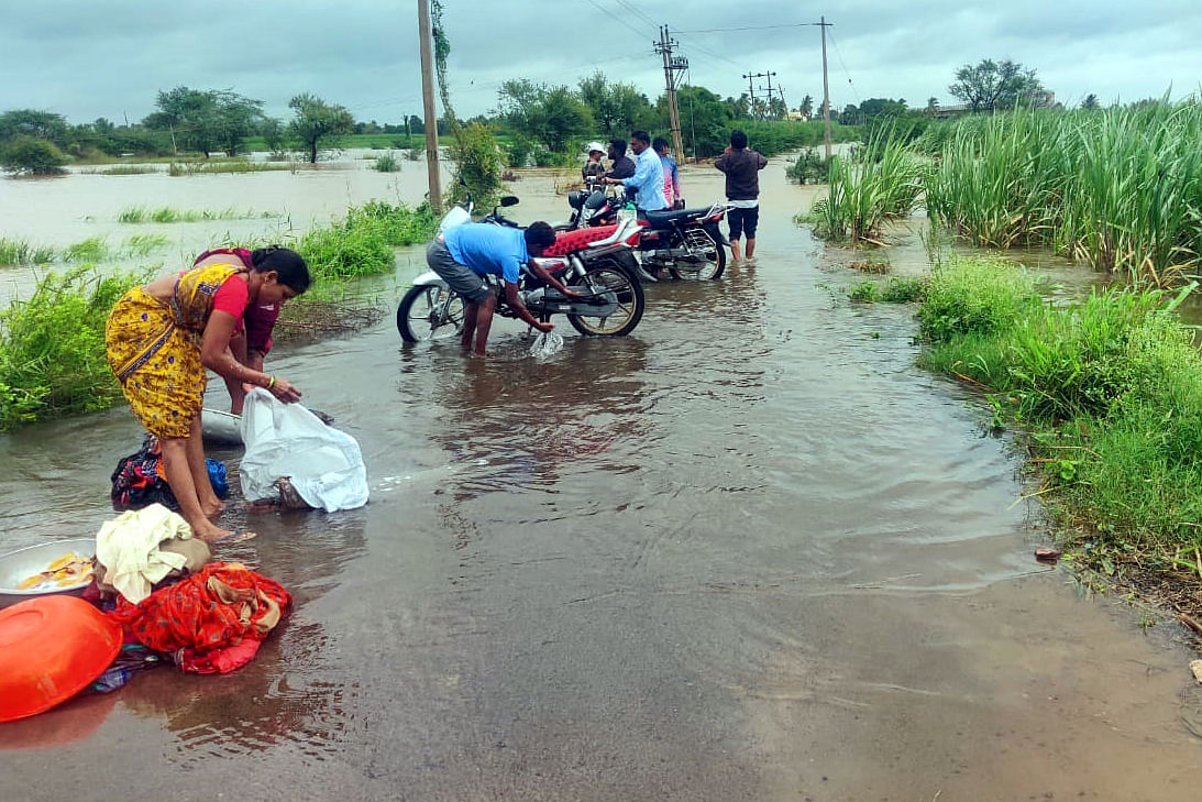 ರಬಕವಿ–ಬನಹಟ್ಟಿಯ ಕೃಷ್ಣಾ ನದಿ ತೀರದಲ್ಲಿರುವ ಜಾಕವೆಲ್ ರಸ್ತೆ ಮುಳುಗಡೆಯಾಗಿದ್ದು, ರಸ್ತೆಯಲ್ಲೇ ಜನರು ವಾಹನ, ಬಟ್ಟೆಗಳನ್ನು ತೊಳೆದರು