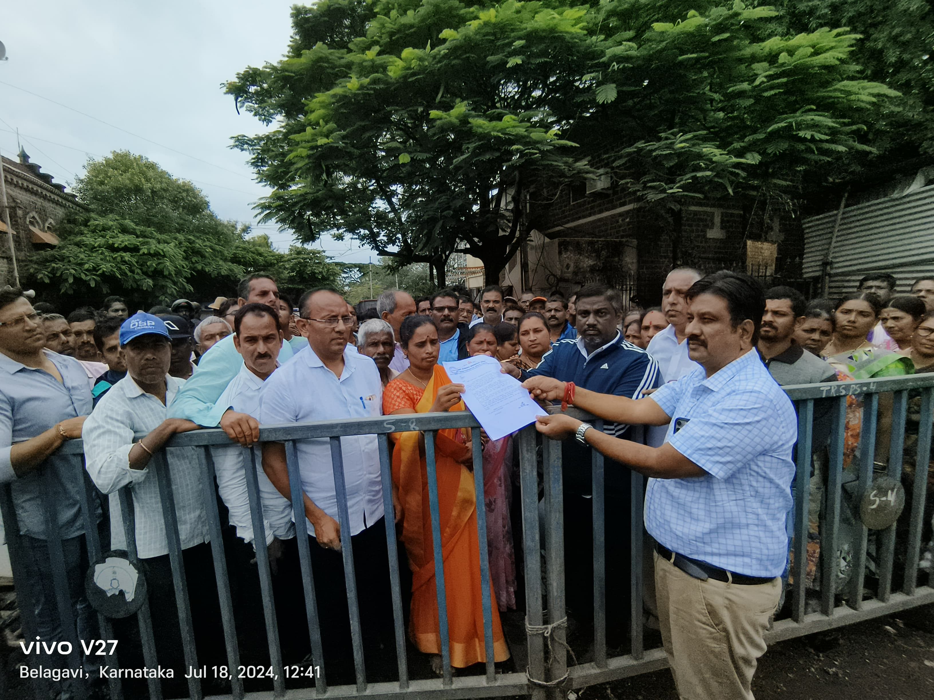 ಬೆಳಗಾವಿ ತಾಲ್ಲೂಕಿನ ಕಾಕತಿ ಪೊಲೀಸ್‌ ಠಾಣೆ ವ್ಯಾಪ್ತಿಯ ಗ್ರಾಮದವರು ಜಿಲ್ಲಾಡಳಿತಕ್ಕೆ ಮನವಿ ಸಲ್ಲಿಸಿದರು