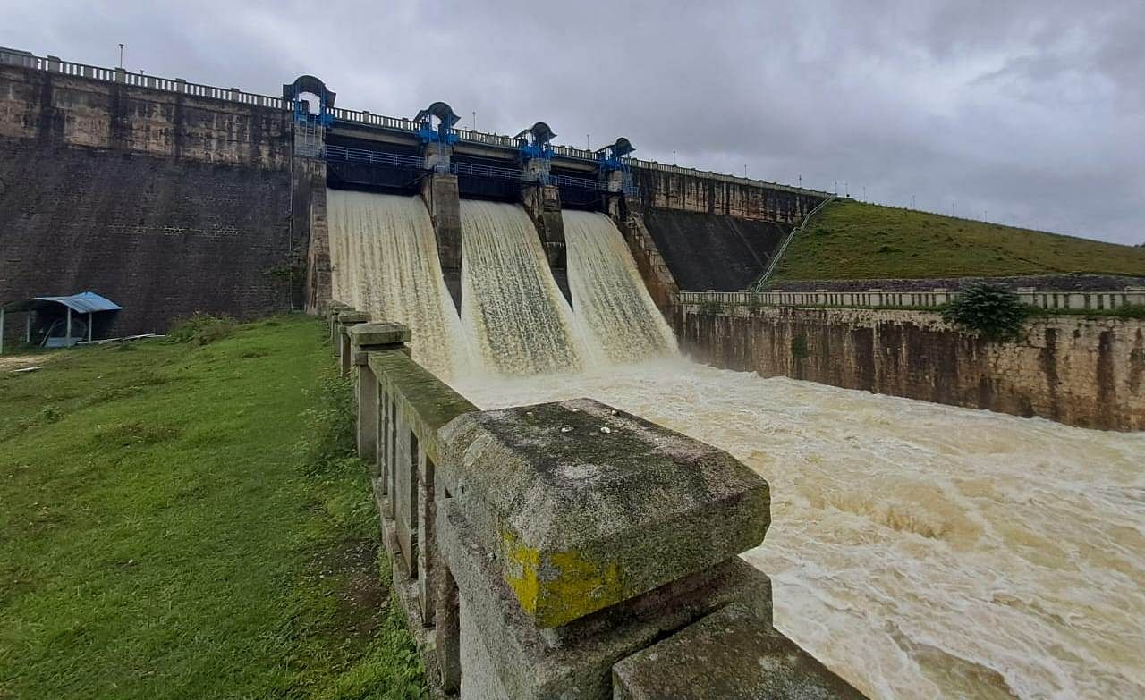 ಆಲೂರು ತಾಲ್ಲೂಕಿನ ವಾಟೆಹೊಳೆ ಜಲಾಶಯ ಭರ್ತಿಯಾಗಿದ್ದು, ಹೆಚ್ಚುವರಿ ನೀರನ್ನು ಮೂರು ಕ್ರಸ್ಟ್ ಗೇಟುಗಳ ಮೂಲಕ ಯಗಚಿ ನದಿಗೆ ಬಿಡಲಾಗಿದೆ