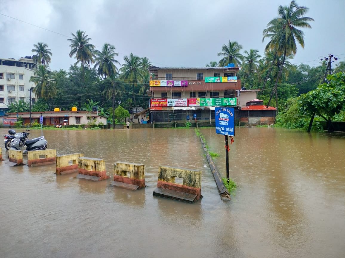 ಉಡುಪಿಯ ಶ್ರೀಕೃಷ್ಣ ಮಠದ ವಾಹನ ಪಾರ್ಕಿಂಗ್‌ ಸಮೀಪದ ಆಟೊ ನಿಲ್ದಾಣ ಜಲಾವೃತವಾಗಿರುವುದು