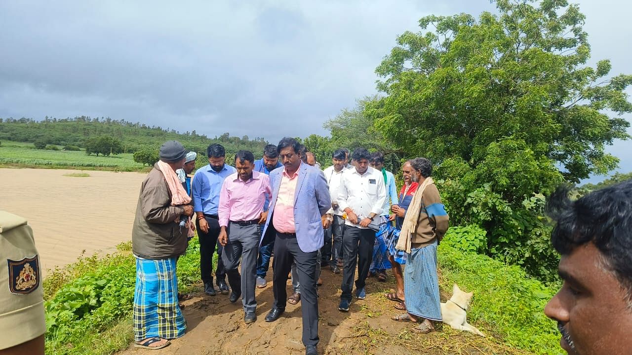 ಶಿಗ್ಗಾವಿ ತಾಲ್ಲೂಕಿನ ಚಂದಾಪುರದ ಕೆರೆ ಪ್ರದೇಶಕ್ಕೆ ಜಿಲ್ಲಾಧಿಕಾರಿ ವಿಜಯ ಮಹಾಂತೇಶ ಶುಕ್ರವಾರ ಭೇಟಿ ನೀಡಿದರು