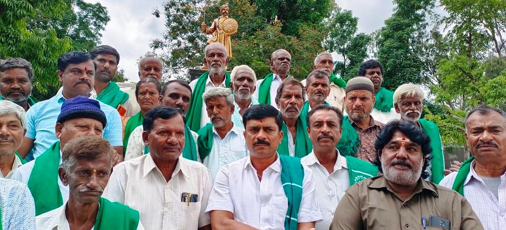 ಮಾಗಡಿ ಕೆಂಪೇಗೌಡ ಪ್ರತಿಮೆ ಎದುರು ಎಕ್ಸ್‌ಪ್ರೆಸ್‌ ಕೆನಾಲ್ ಕಾಮಗಾರಿ ಬಗ್ಗೆ ಹಸಿರು ಸೇನೆ ರೈತ ಸಂಘ ತಾಲ್ಲೂಕು ಅಧ್ಯಕ್ಷ ಹೊಸಪಾಳ್ಯ ಲೋಕೇಶ್ ಮಾತನಾಡಿದರು