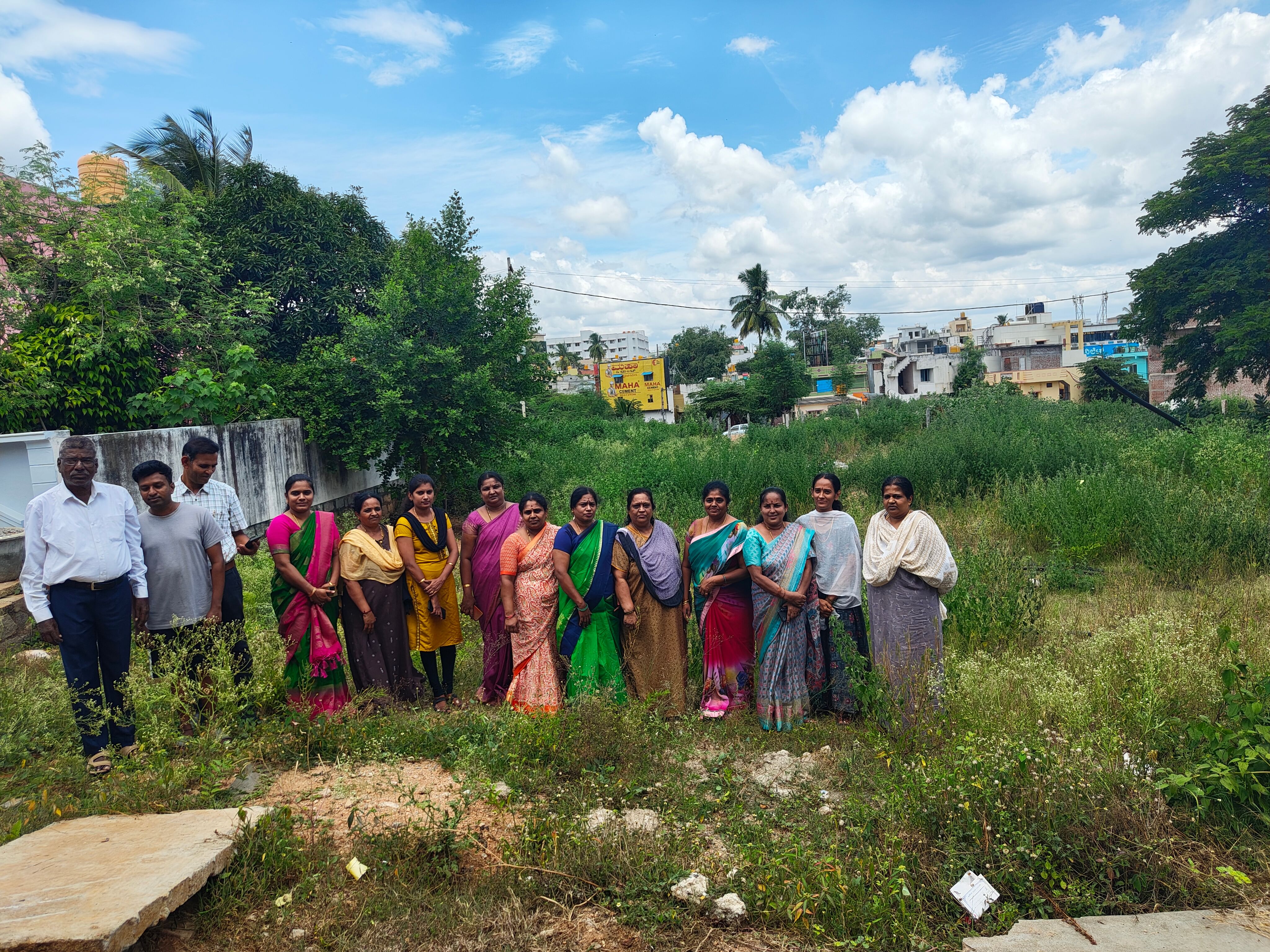 ರಾಮನಗರದ ಅರ್ಕಾವತಿ ಬಡಾವಣೆಯಲ್ಲಿರುವ ಹಂದಿ ಸಾಕಾಣಿಕೆ ಕೇಂದ್ರದಿಂದ ಆಗುತ್ತಿರುವ ತೊಂದರೆ ಕುರಿತು ಸುದ್ದಿಗಾರರೊಂದಿಗೆ ಅಳಲು ತೋಡಿಕೊಂಡ ಸ್ಥಳೀಯ ನಿವಾಸಿಗಳು