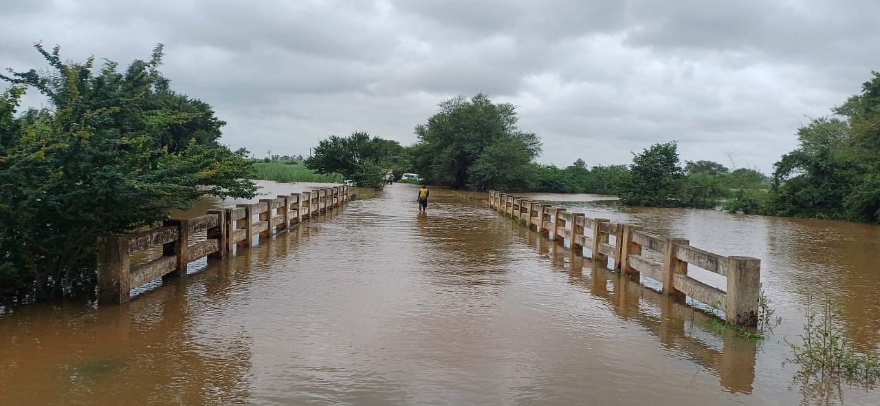 ಕೃಷ್ಣಾ ನದಿ ಉಕ್ಕಿ ಹರಿಯುತ್ತಿರುವುದರಿಂದ ಬೆಳಗಾವಿ ಜಿಲ್ಲೆಯ ರಾಯಬಾಗ ತಾಲ್ಲೂಕಿನ  ಖೇಮಲಾಪುರ-ಸಿದ್ದಾಪುರ ಮಾರ್ಗದ ಸೇತುವೆ ಭಾನುವಾರ ಜಲಾವೃತಗೊಂಡಿದೆ  –ಪ್ರಜಾವಾಣಿ ಚಿತ್ರ