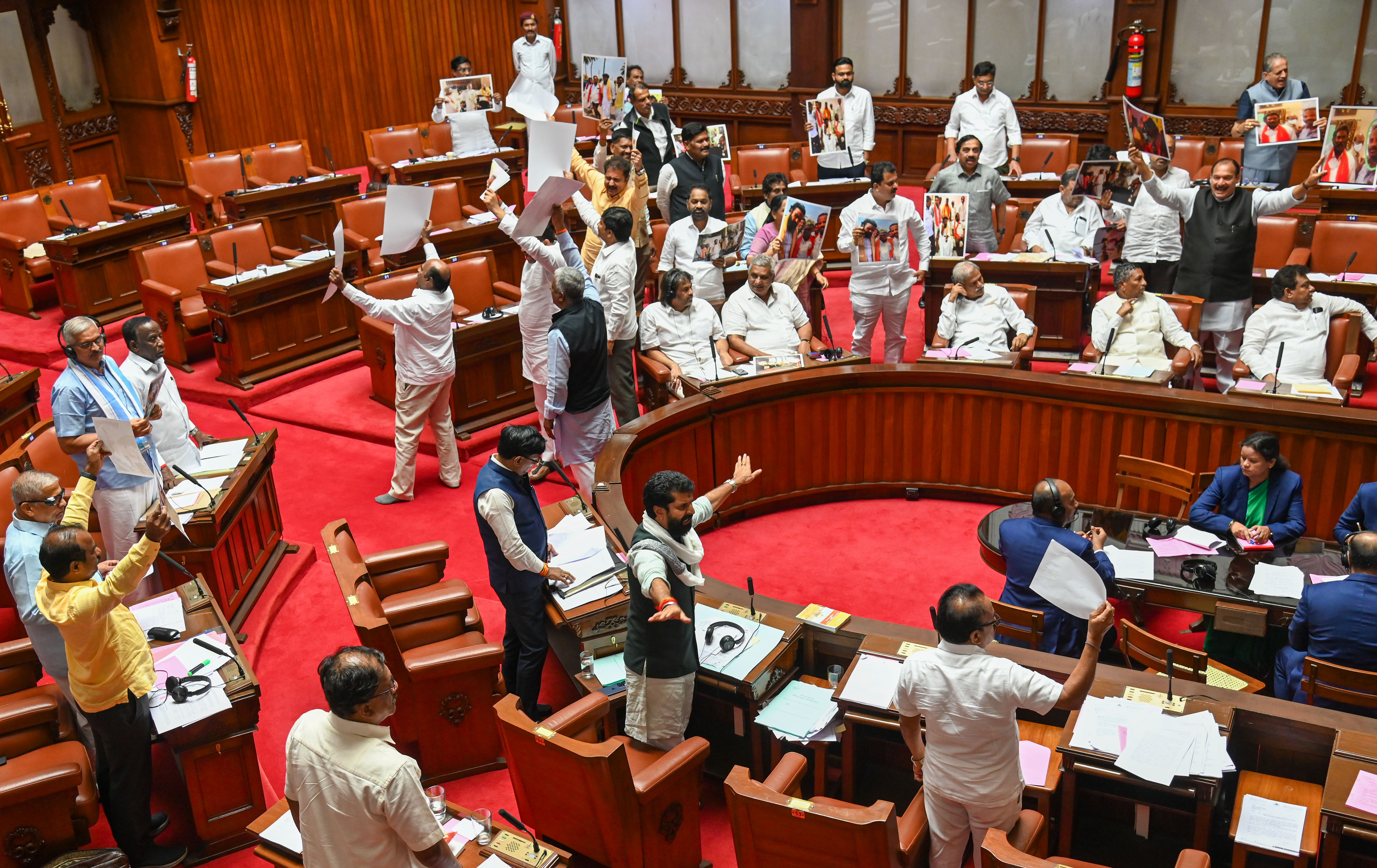 ಬಿಜೆಪಿ ಮತ್ತು ಕಾಂಗ್ರೆಸ್‌ ಸದಸ್ಯರು ವಿಧಾನ ಪರಿಷತ್‌ನಲ್ಲಿ ಪರಸ್ಪರ ಪೋಸ್ಟರ್‌ಗಳನ್ನು ಪ್ರದರ್ಶಿಸಿ ವಾಗ್ವಾದ ನಡೆಸಿದರು  –ಪ್ರಜಾವಾಣಿ ಚಿತ್ರ