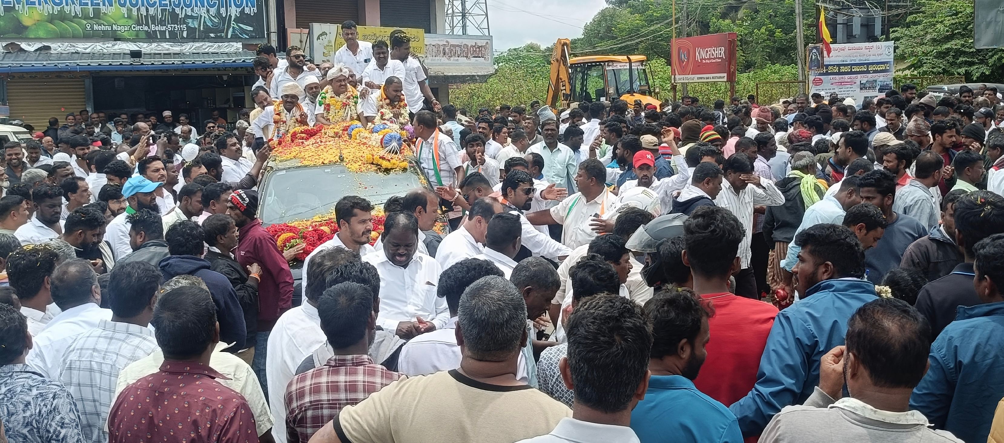 ಬೇಲೂರು–ಹಳೇಬೀಡು ಯೋಜನಾ ಪ್ರಾಧಿಕಾರದ ನೂತನ ಅಧ್ಯಕ್ಷರಾಗಿ‌ ಅಧಿಕಾರ ಸ್ವೀಕರಿಸಿದ ಸೈಯದ್ ತೌಫಿಕ್ ಅವರನ್ನು ಮೆರವಣಿಗೆ ಮಾಡಲಾಯಿತು