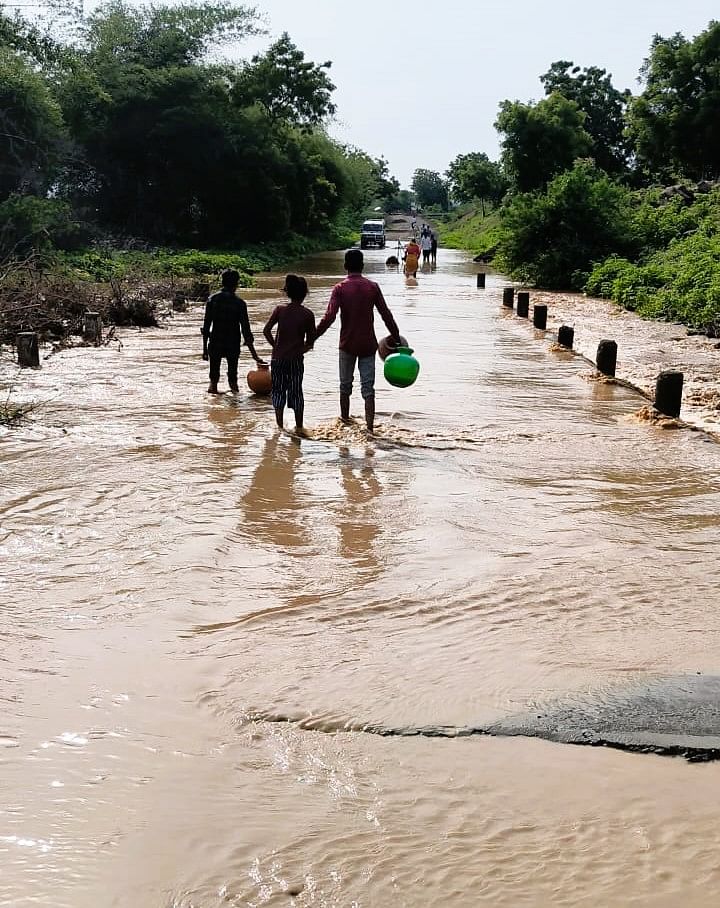 ಅಫಜಲಪುರ ತಾಲ್ಲೂಕಿನ ಸಿದ್ದನೂರು- ರೇವೂರ (ಬಿ) ಗ್ರಾಮಗಳ ಮಧ್ಯದ ಸೇತುವೆ ಭಾನುವಾರ ಸುರಿದ ಮಳೆಗೆ ಮುಳುಗಿರುವುದು