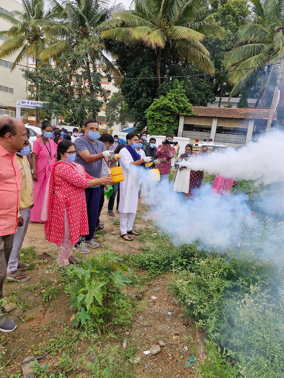 ನಗರದ ಉತ್ತರಹಳ್ಳಿಯಲ್ಲಿ ಭಾನುವಾರ ನಡೆದ ಡೆಂಗಿ ಕುರಿತು ಜಾಗೃತಿ ಕಾರ್ಯಕ್ರಮದಲ್ಲಿ ವಿನಯ್‌ ಗುರೂಜಿ ಅವರು ಸೊಳ್ಳೆಗಳ ನಿವಾರಣೆಗಾಗಿ ಔಷಧಿಯನ್ನು ಸಿಂಪಡಿಸಿದರು.