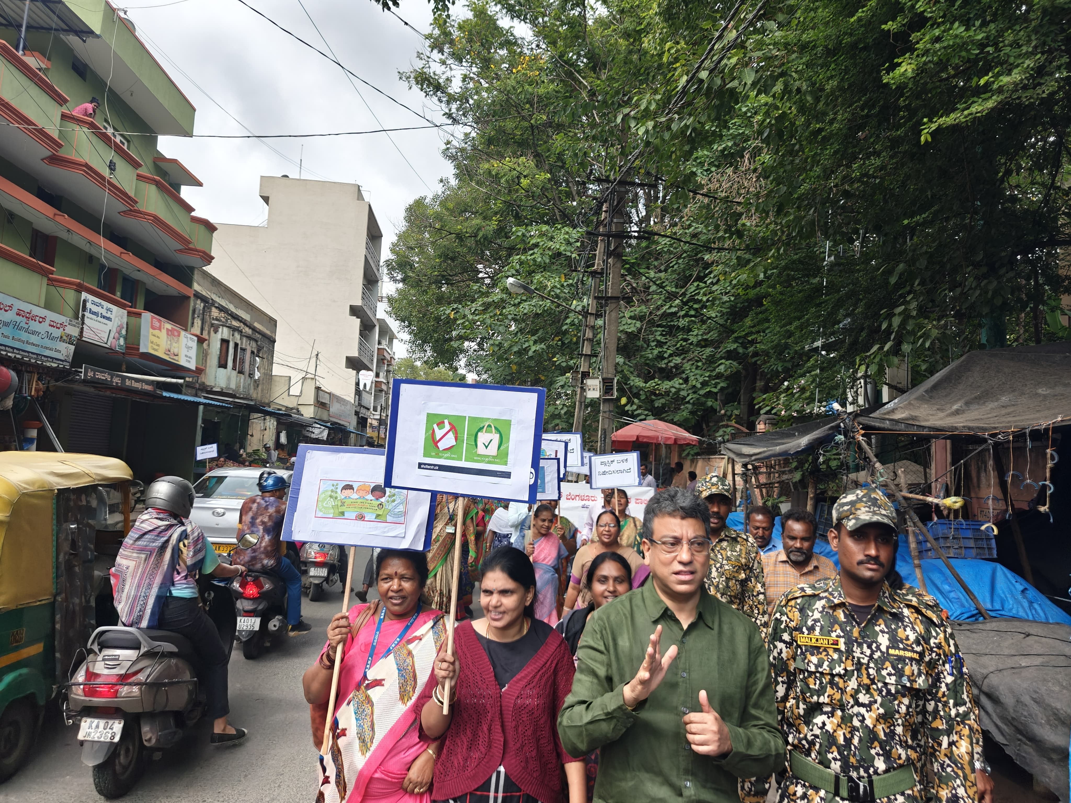 ಹೆಬ್ಬಾಳದ ಮುನಿರೆಡ್ಡಿ ಪಾಳ್ಯ ವ್ಯಾಪ್ತಿಯಲ್ಲಿ  ಬಿಬಿಎಂಪಿ ಮುಖ್ಯ ಆಯುಕ್ತ ತುಷಾರ್‌ ಗಿರಿನಾಥ್‌ ಅವರು ಪ್ಲಾಸ್ಟಿಕ್‌ ನಿಷೇಧ ಕುರಿತು ಬುಧವಾರ ಜಾಗೃತಿ ಜಾಥಾ ನಡೆಸಿದರು.
