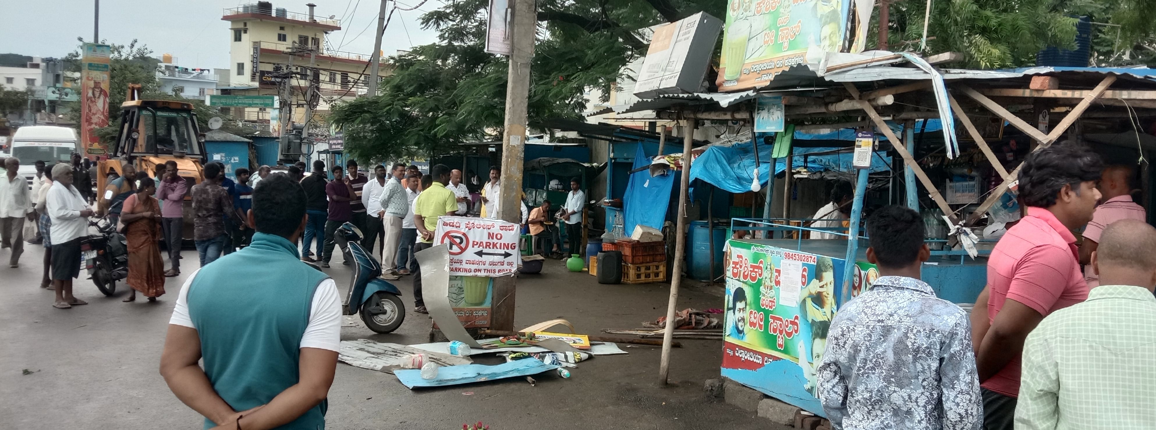 ಪಶು ವೈದ್ಯಕೀಯ ಆಸ್ಪತ್ರೆಯ ಬಳಿ ಅಂಗಡಿ ತೆರವುಗೊಳಿಸಿದರು