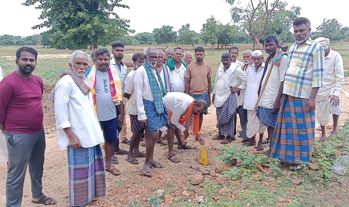 ಸವದತ್ತಿ ತಾಲ್ಲೂಕಿನ ಶಿರಸಂಗಿ ಕಾಳಿಕಾದೇವಿ ದೇವಸ್ಥಾನಕ್ಕೆ ಸಂಬಂಧಿಸಿದ ಜಮೀನಿನಲ್ಲಿ ಹೂತಿಟ್ಟಿದ್ದ ವಾಮಾಚಾರದ ವಸ್ತುಗಳನ್ನು ಗ್ರಾಮಸ್ಥರು ಈಚೆಗೆ ಹೊರತೆಗೆದರು