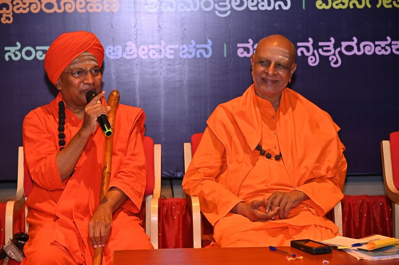 ಹೊಸದುರ್ಗದ ಸಾಣೇಹಳ್ಳಿಯಲ್ಲಿ ಗುರುವಾರ ಆಯೋಜಿಸಿದ್ದ ವಚನ ಕಮ್ಮಟ ಶಿಬಿರದಲ್ಲಿ ಗದಗಿನ ತೋಂಟದಾರ್ಯ ಮಠದ ತೋಂಟದ ಸಿದ್ಧರಾಮ ಸ್ವಾಮೀಜಿ ಮಾತನಾಡಿದರು. ಪಂಡಿತಾರಾಧ್ಯ ಶಿವಾಚಾರ್ಯ ಸ್ವಾಮೀಜಿ ಇದ್ದಾರೆ