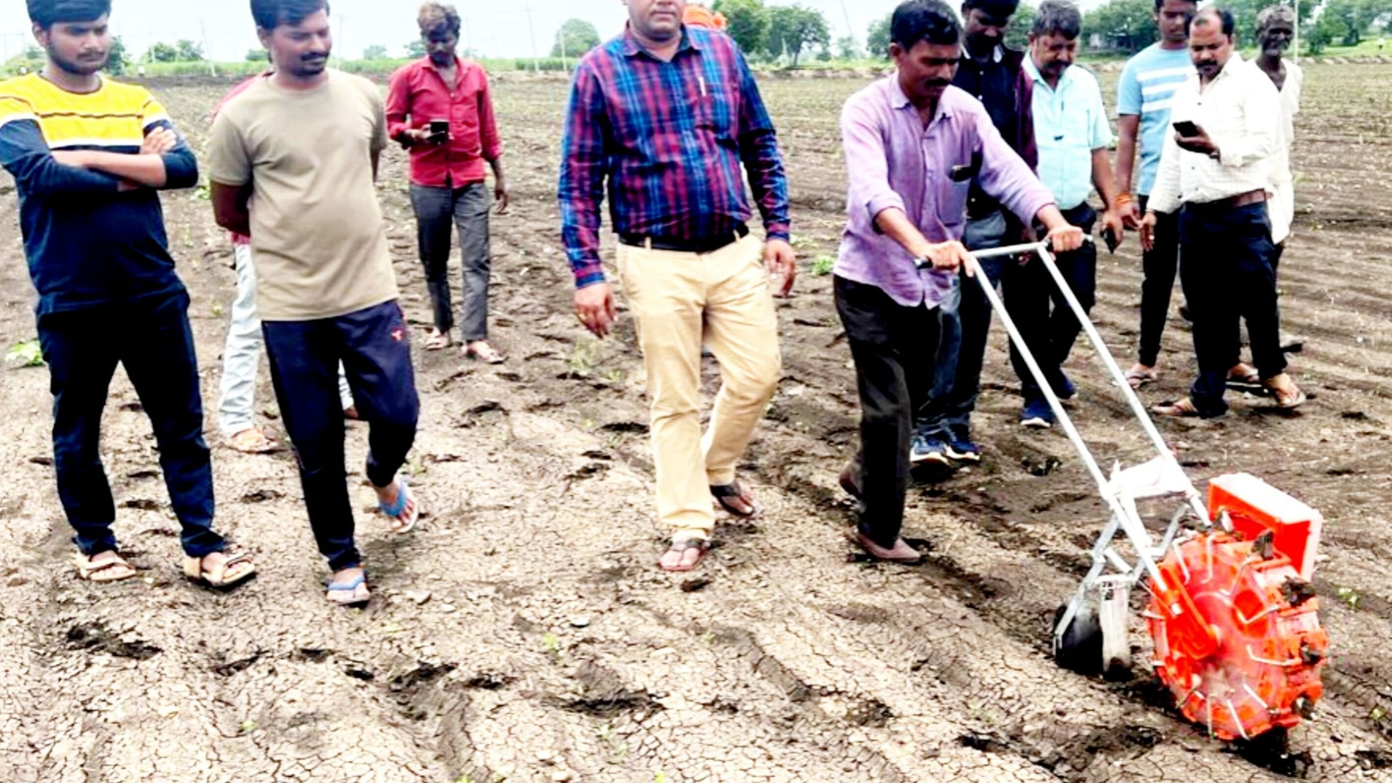 ಬೀದರ್ ತಾಲ್ಲೂಕಿನ ಜನವಾಡದ ಕೃಷಿ ವಿಜ್ಞಾನ ಕೇಂದ್ರದ ವಿಜ್ಞಾನಿಗಳು ಡ್ರಮ್ ಸೀಡರ್ ಯಂತ್ರ ಬಳಕೆಯ ಪ್ರಾತ್ಯಕ್ಷಿಕೆ ನೀಡುತ್ತಿರುವ ಸಾಂದರ್ಭಿಕ ಚಿತ್ರ