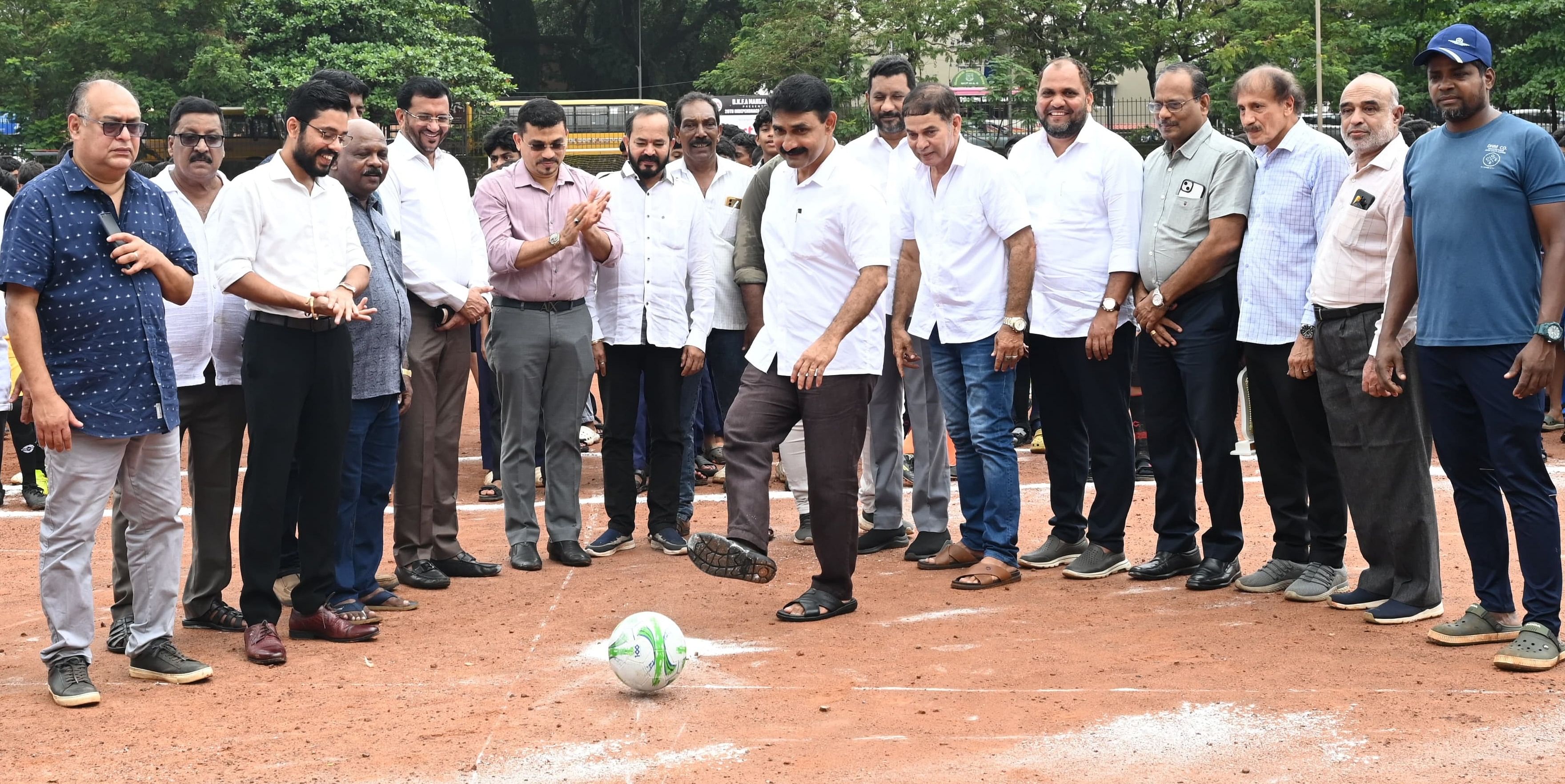 ಇಂಡಿಪೆಂಡೆನ್ಸ್ ಕಪ್ ಫುಟ್‌ಬಾಲ್ ಟೂರ್ನಿಯನ್ನು ಮೇಯರ್ ಸುಧೀರ್ ಶೆಟ್ಟಿ ಕಣ್ಣೂರು ಉದ್ಘಾಟಿಸಿದರು. ಡಿ.ಎಂ. ಅಸ್ಲಾಂ, ದಿವಾಕರ್, ರವೂಫ್‌, ವಿಜಯ್ ಸುವರ್ಣ ಪಾಲ್ಗೊಂಡಿದ್ದರು