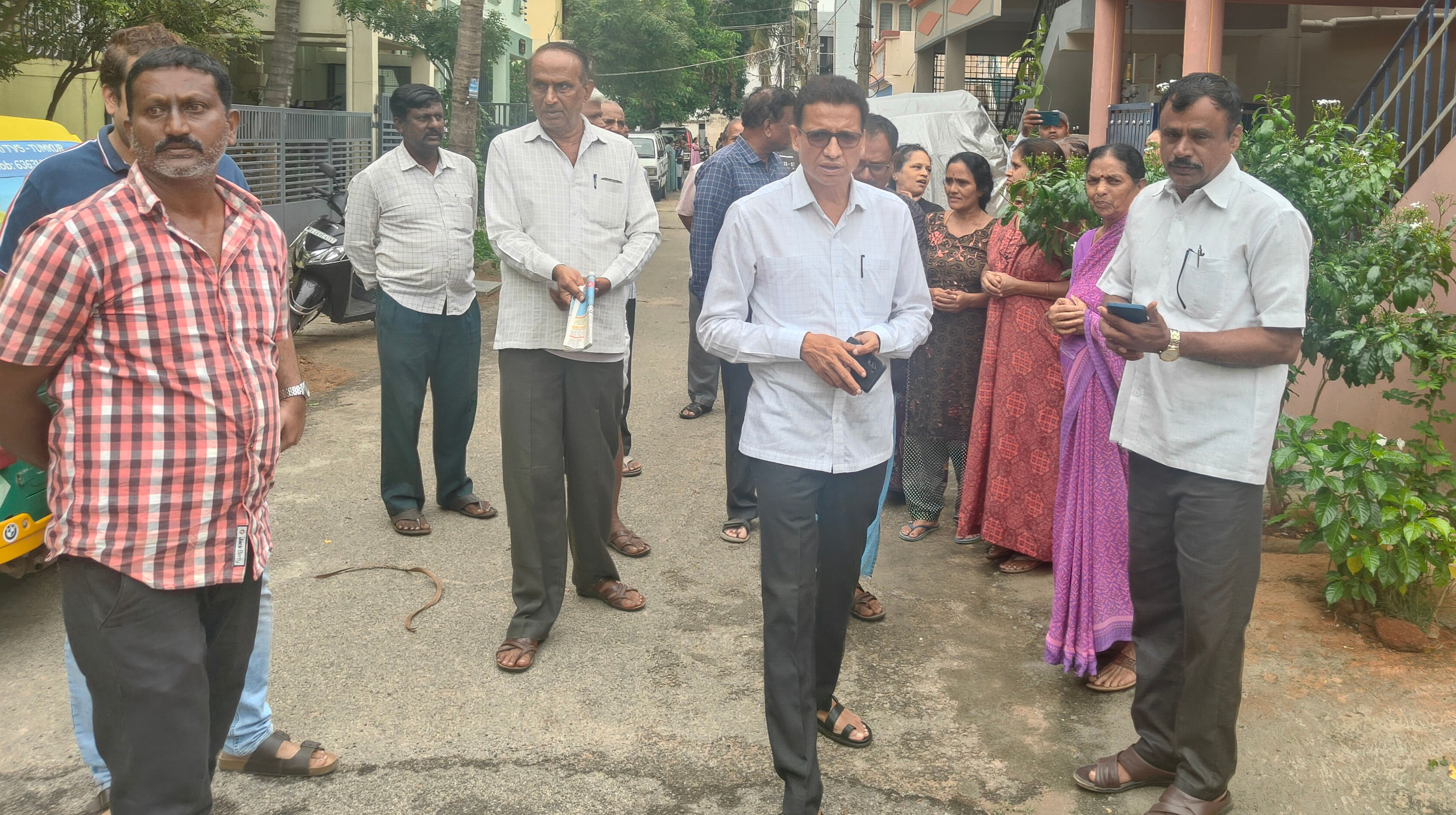 ತುಮಕೂರಿನ ವಿಜಯನಗರ ಪ್ರದೇಶದ ಮನೆಗಳಿಗೆ ಸೋಮವಾರ ಶಾಸಕ ಜಿ.ಬಿ.ಜ್ಯೋತಿಗಣೇಶ್‌ ಭೇಟಿ ನೀಡಿ ಜನರ ಸಮಸ್ಯೆ ಆಲಿಸಿದರು. ಮುಖಂಡ ವಿಷ್ಣುವರ್ಧನ್‌ ಇತರರು ಉಪಸ್ಥಿತರಿದ್ದರು