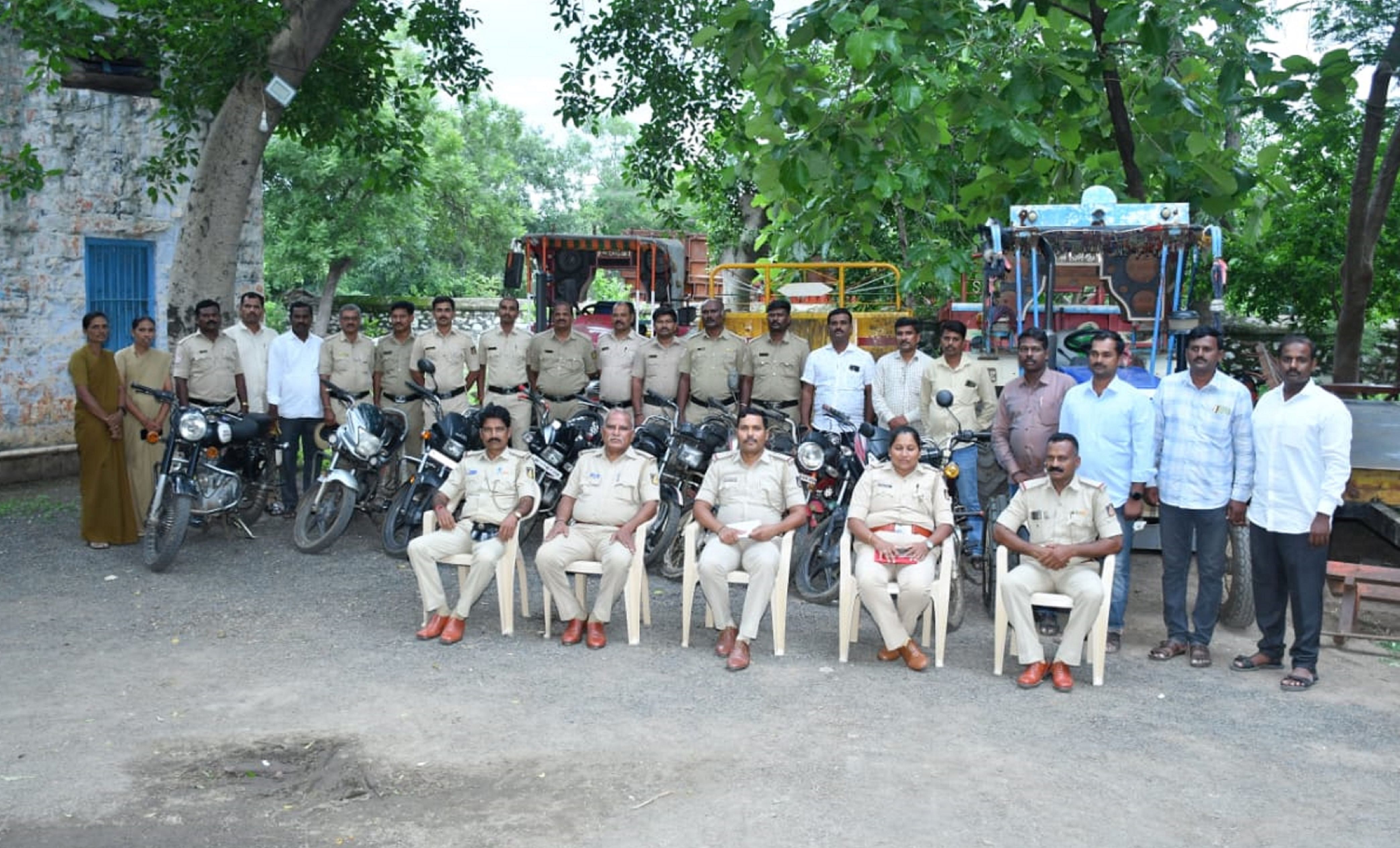 ಕಲಬುರಗಿಯ ಆಳಂದ ತಾಲ್ಲೂಕಿನ ನಿಂಬರ್ಗಾ ಪೊಲೀಸ್ ಠಾಣೆ ಆವರಣದಲ್ಲಿ ಕಳ್ಳರಿಂದ ಜಪ್ತಿ ಮಾಡಿಕೊಂಡ ಸ್ವತ್ತುಗಳೊಂದಿಗೆ ಪೊಲೀಸ್ ಸಿಬ್ಬಂದಿ