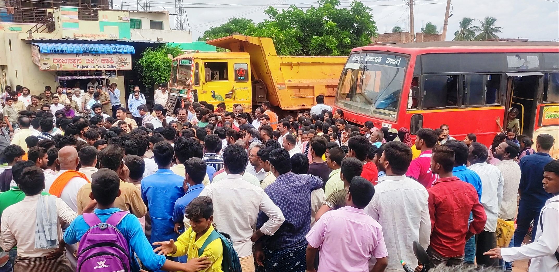 ಬನ್ನಿಹಟ್ಟಿ ಗ್ರಾಮದಲ್ಲಿ ಶಾಲಾ, ಕಾಲೇಜು ವಿದ್ಯಾರ್ಥಿಗಳು ಪ್ರತ್ಯೇಕ ಸಾರಿಗೆ ಬಸ್ ಕಲ್ಪಿಸುವಂತೆ ಒತ್ತಾಯಿಸಿ ಬುಧವಾರ ಬಸ್‍ಗಳನ್ನು ತಡೆದು ಸಾಂಕೇತಿಕವಾಗಿ ಪ್ರತಿಭಟನೆ ನಡೆಸಿದರು