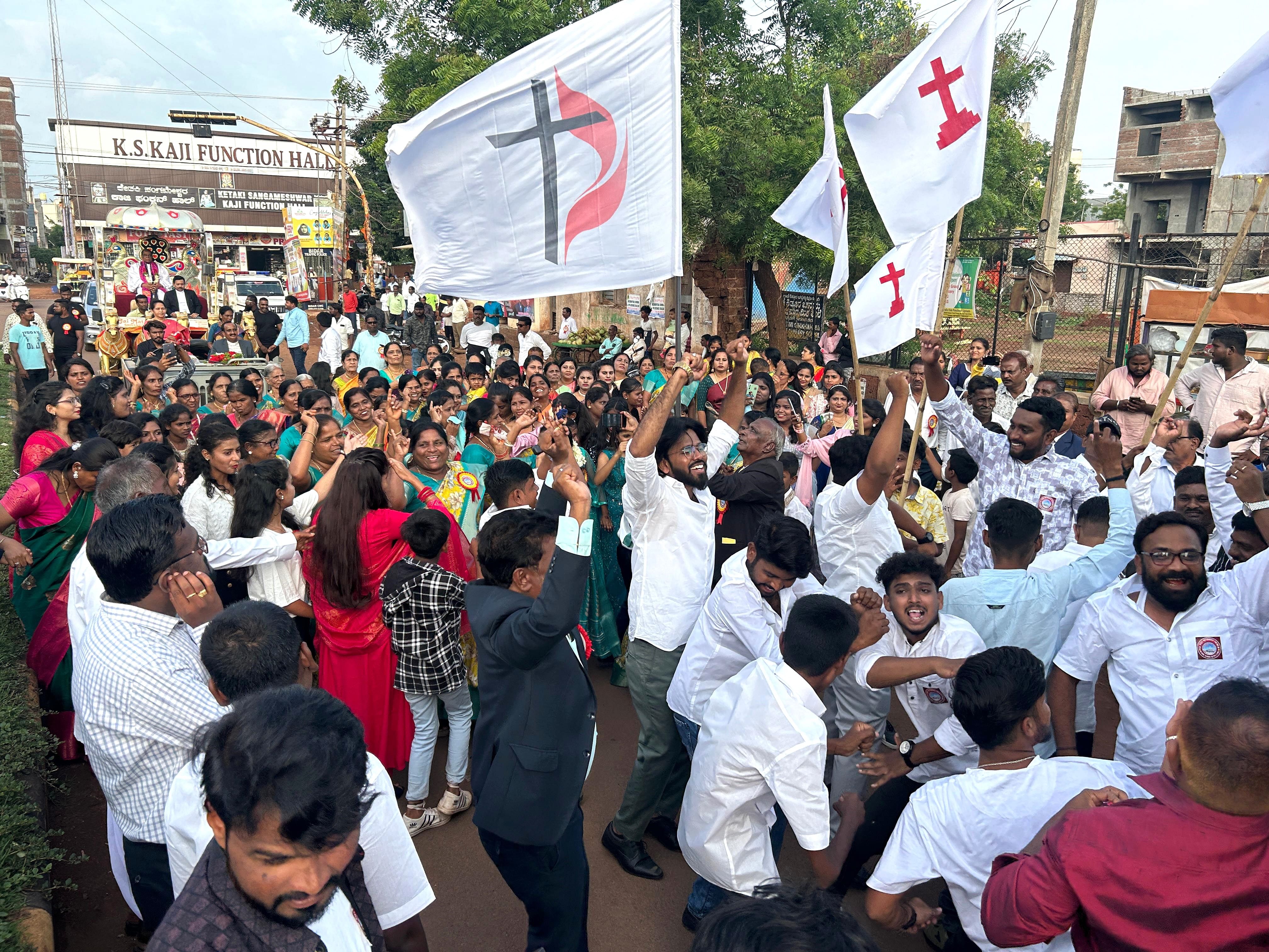 ಬೀದರ್‌ನ ವಿದ್ಯಾನಗರದ ಮೆಥೋಡಿಸ್ಟ್‌ ಚರ್ಚ್‌ ಬೆಳ್ಳಿ ಮಹೋತ್ಸವದ ಅಂಗವಾಗಿ ನಗರದಲ್ಲಿ ನಡೆದ ಮೆರವಣಿಗೆಯಲ್ಲಿ ಕ್ರೈಸ್ತರು ಭಕ್ತಿ ಭಾವದಿಂದ ಹೆಜ್ಜೆ ಹಾಕಿದರು