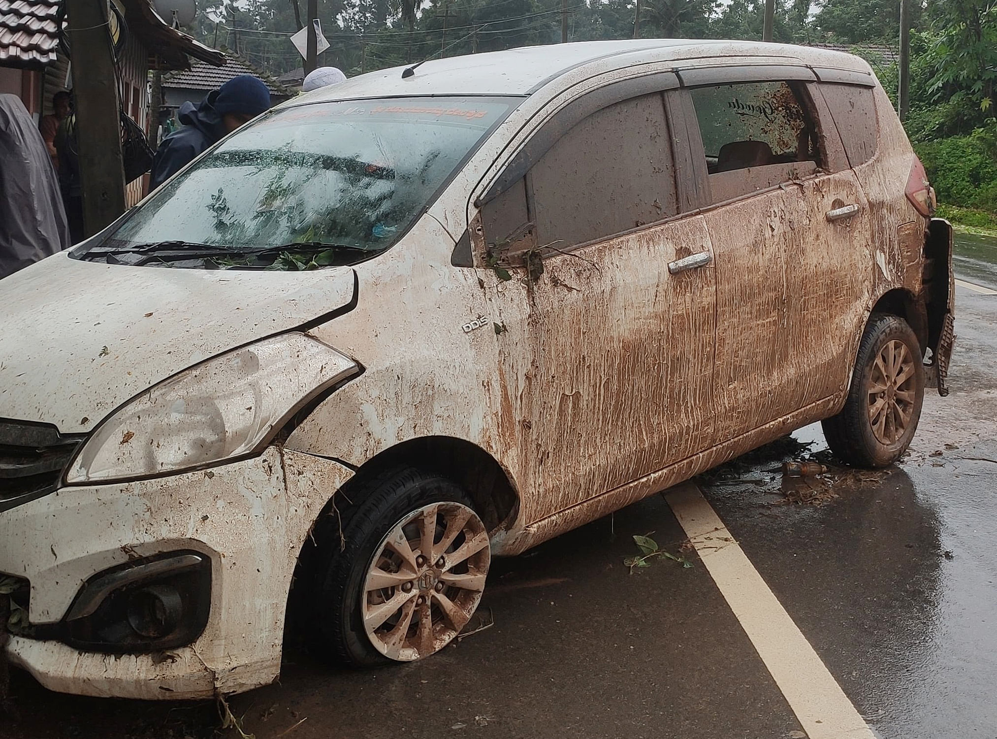 ಮೂಡಿಗೆರೆ ತಾಲ್ಲೂಕಿನ ಬಿದರಹಳ್ಳಿ ಗ್ರಾಮದ ಬಳಿ ಬುಧವಾರ ಸುರಿದ ಮಳೆನೀರು ಹೆದ್ದಾರಿ ಬದಿಯಲ್ಲಿ ಸಂಗ್ರಹವಾಗಿದ್ದ ಪ್ರದೇಶದಲ್ಲಿ ಕಾರು ಪಲ್ಟಿಯಾಗಿ ಪ್ರಯಾಣಿಕರಿಗೆ ಸಣ್ಣಪುಟ್ಟ ಗಾಯಗಳಾದವು