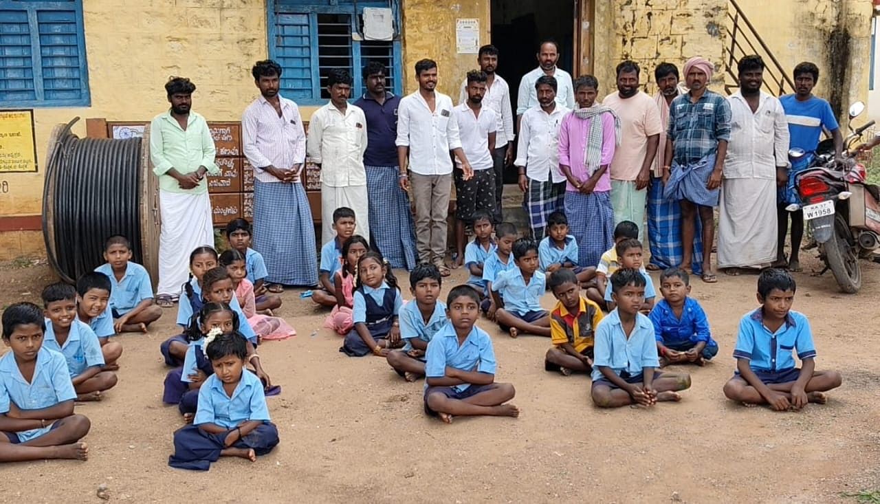 ಅಳವಂಡಿ ಸಮೀಪದ ಬೆಟಗೇರಿ ಗ್ರಾ.ಪಂ ಎದುರು ಶಾಲಾ ಮಕ್ಕಳು ಹಾಗೂ ಪಾಲಕರು ಪ್ರತಿಭಟನೆ ನಡೆಸಿದರು