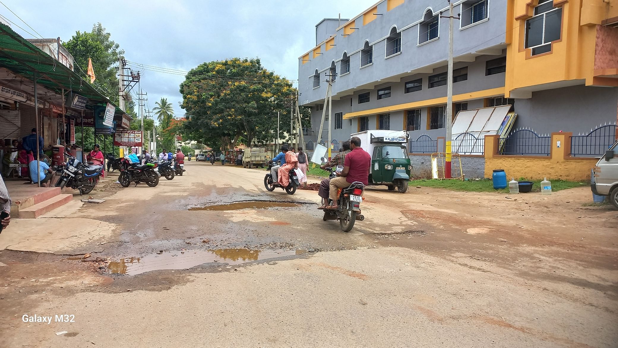 ಹುಣಸೂರು ನಗರದ ಸರ್ಕಾರಿ ಮಹಿಳಾ ಕಾಲೇಜು ರಸ್ತೆ ಗುಂಡಿ ಬಿದ್ದಿರುವುದು