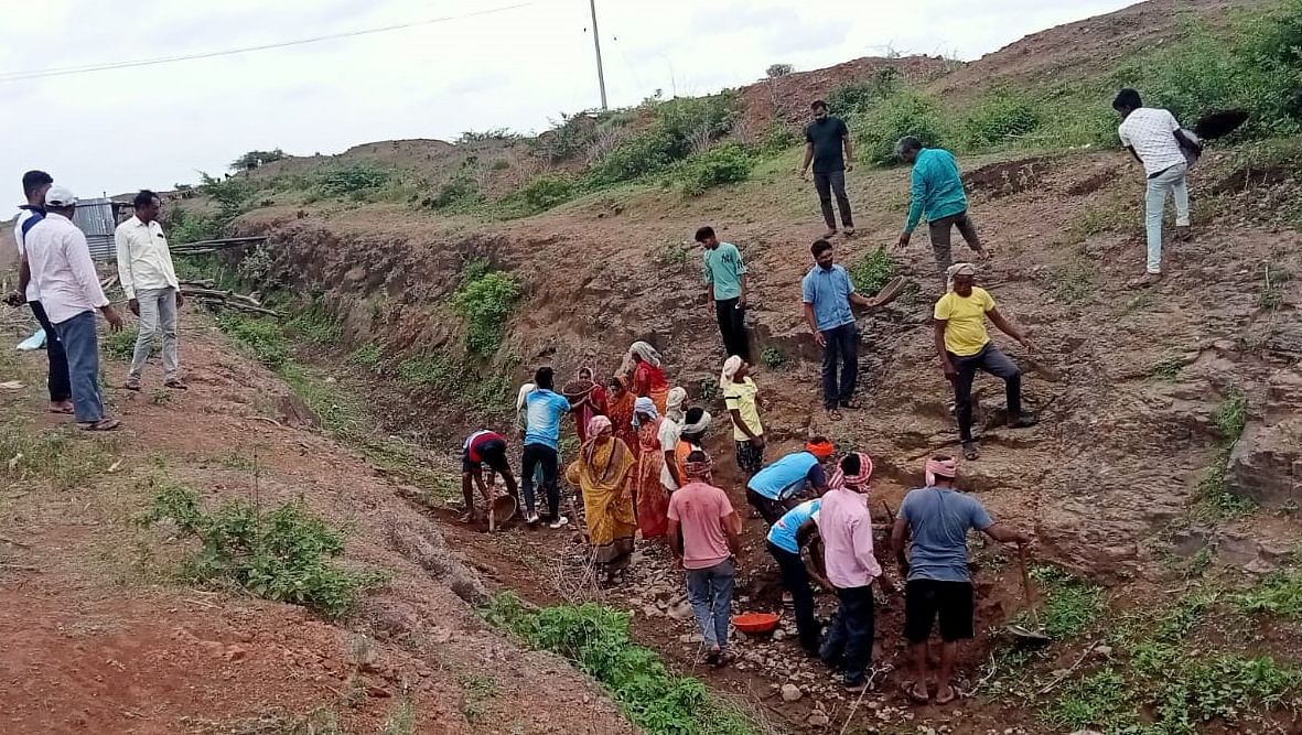 ರಾಯಬಾಗ ತಾಲ್ಲೂಕಿನ ನಿಪನಾಳ ಗ್ರಾಮದ ಹದ್ದಿಯ ಘಟಪ್ರಭಾ ಬಲದಂಡೆ ಕಾಲುವೆಯಲ್ಲಿ ಹೂಳು ತೆಗೆಯುವ ಕಾಮಗಾರಿ ಸೋಮವಾರವೂ ಮುಂದುವರಿಯಿತು