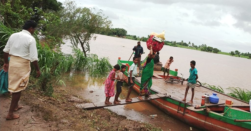 ಜಮಖಂಡಿ ತಾಲ್ಲೂಕಿನ ಮುತ್ತೂರ ನಡುಗಡ್ಡೆಯಿಂದ ಮಹಿಳೆಯರು, ಮಕ್ಕಳು ಬೋಟ್ ಮೂಲಕ ತೆರಳುತ್ತಿರುವುದು