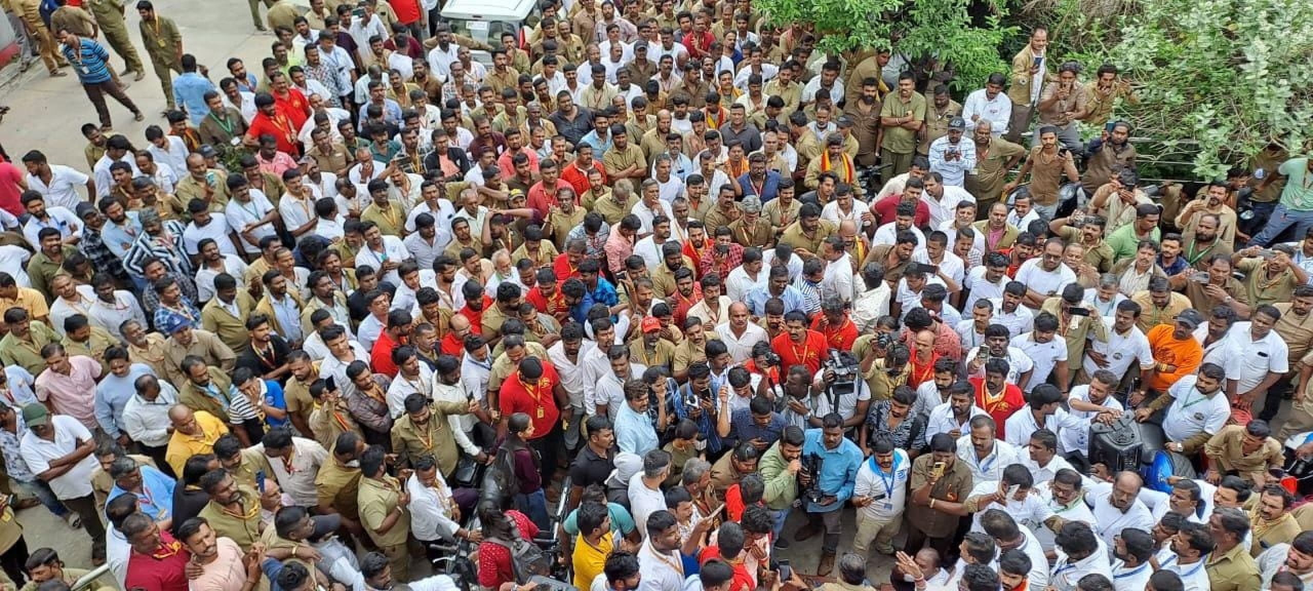 ಎಲೆಕ್ಟ್ರಿಕ್‌ ಬೈಕ್‌ಗಳಿಗೆ ಕಡಿವಾಣ ಹಾಕುವುದೂ ಸೇರಿದಂತೆ ಹಿಂದೆ ನೀಡಿದ್ದ ಭರವಸೆ ಈಡೇರಿಸಿಲ್ಲ. ಕಾನೂನು ಮಾರ್ಪಾಡು ಮಾಡಿದ್ದರೂ ಅನುಷ್ಠಾನ ಮಾಡಿಲ್ಲ ಎಂದು ಆರೋಪಿಸಿ ಸಾರಿಗೆ ಸಂಘಟನೆಗಳ ಒಕ್ಕೂಟದಿಂದ ಗುರುವಾರ ಸಾರಿಗೆ ಕಚೇರಿಗೆ ಮುತ್ತಿಗೆ ಹಾಕಲಾಯಿತು