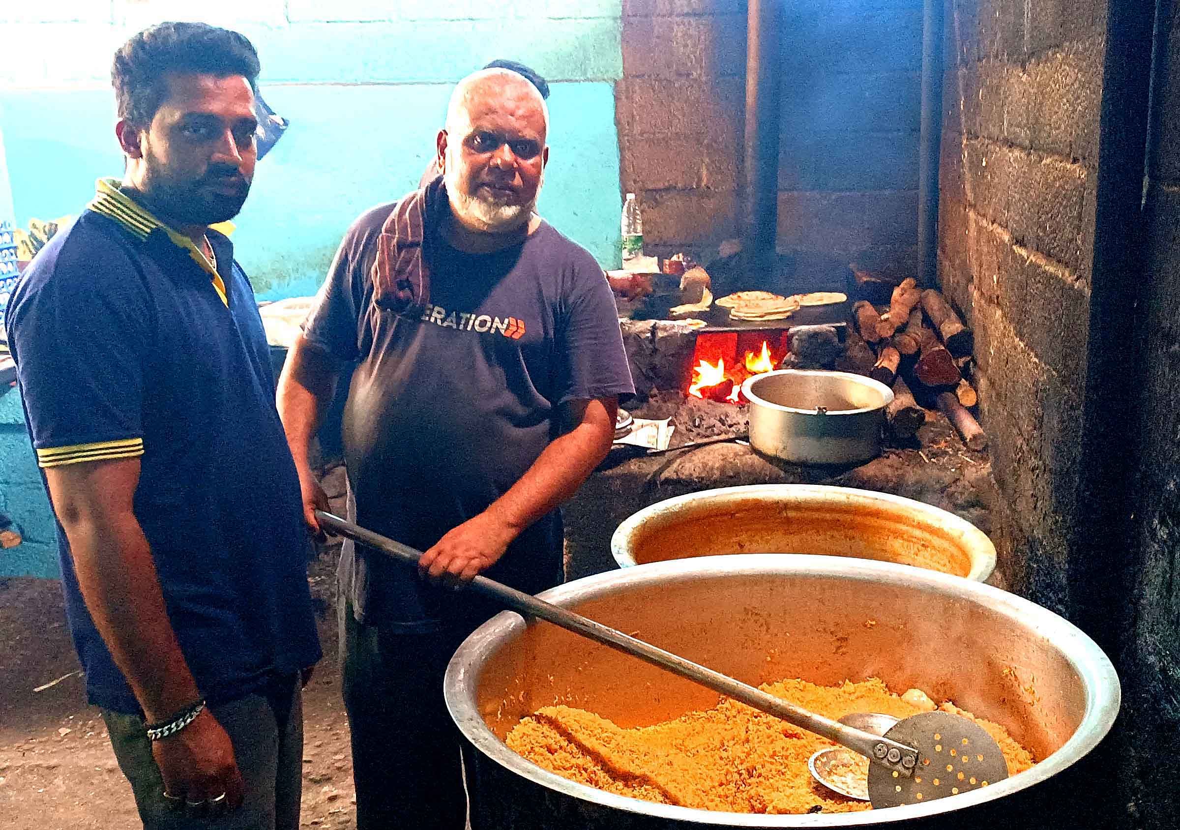 ವಿಜಯಪುರ ‘ಮುಳುಬಾಗಿಲು ಹೊಟೇಲ್‌‘ನಲ್ಲಿ ಸಿದ್ಧವಾಗುತ್ತಿರುವ ಬಿರಿಯಾನಿ