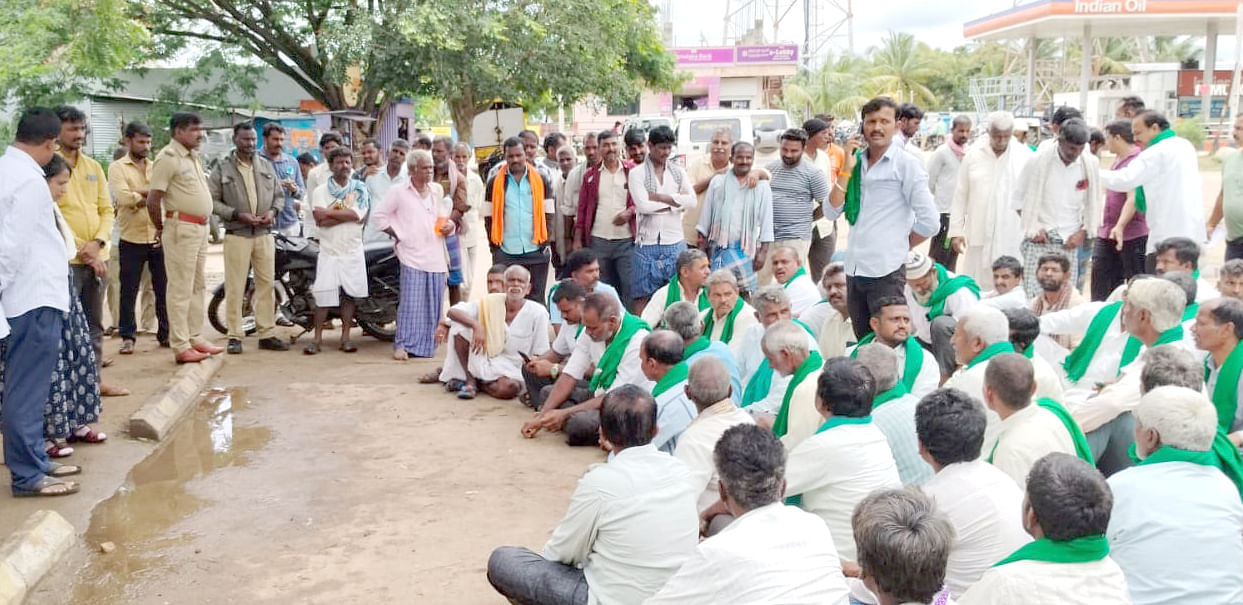 ಮುಳಗುಂದ ಯೂರಿಯಾ ರಸಗೊಬ್ಬರ ಪೂರೈಕೆ ಆಗದ ಹಿನ್ನೆಲೆ ರೈತ ಸಂಘದ ಸದಸ್ಯರು ಕೃಷಿ ಇಲಾಖೆ ವಿರುದ್ಧ ಪ್ರತಿಭಟನೆ ನಡೆಸಿದರು