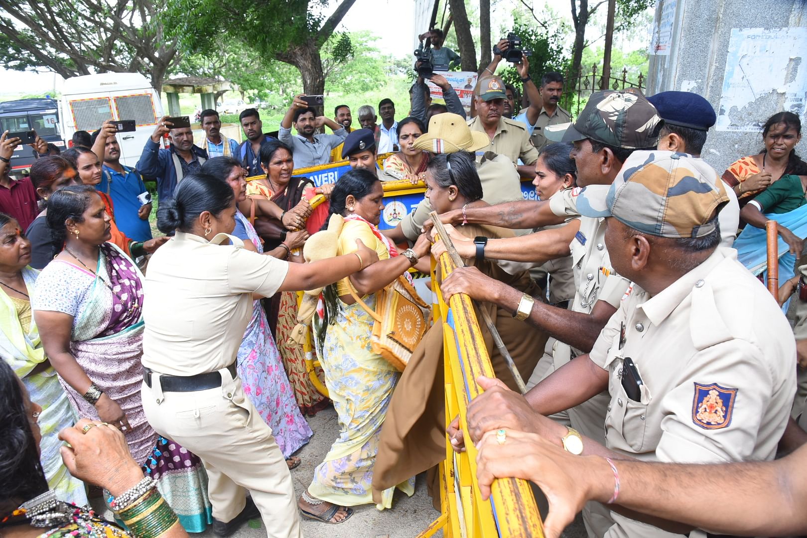 ಗರ್ಭಕೋಶದ ಅನಧಿಕೃತ ಶಸ್ತ್ರಚಿಕಿತ್ಸೆ ಮಾಡಿರುವ ವೈದ್ಯ ಡಾ. ಪಿ. ಶಾಂತ ವಿರುದ್ಧ ಕಠಿಣ ಕ್ರಮ ಕೈಗೊಳ್ಳಬೇಕು ಸಂತ್ರಸ್ತ ಮಹಿಳೆಯರ ಜೀವನಾಂಶಕ್ಕೆ ಸೂಕ್ತ ಪರಿಹಾರ ನೀಡಬೇಕು ಎಂದು ಒತ್ತಾಯಿಸಿ ಜಿಲ್ಲಾಧಿಕಾರಿ ಕಚೇರಿಗೆ ಮುತ್ತಿಗೆ ಹಾಕಲು ಯತ್ನಿಸಿದ ಸಂತ್ರಸ್ತರನ್ನು ಪೊಲೀಸರು ಬ್ಯಾರಿಕೇಡ್ ಹಾಕಿ ತಡೆದರು