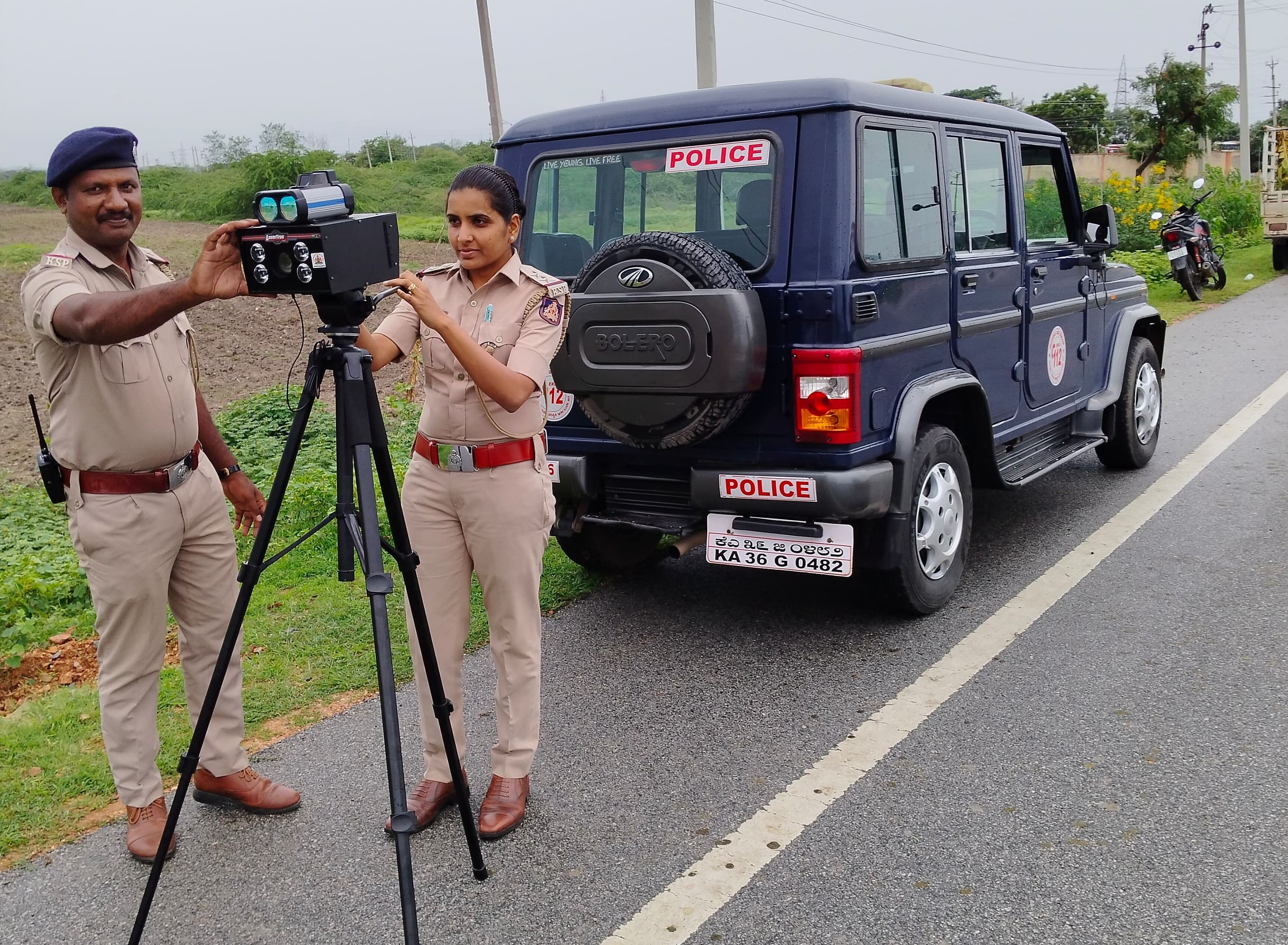 ಮಸ್ಕಿ ಪಟ್ಟಣ ಒಳಗೆ ಬರುವ ವಾಹನಗಳ ವೇಗವನ್ನು ಪತ್ತೆ ಹಚ್ಚುವ ಕಾರ್ಯವನ್ನು ಗುರುವಾರ ಪಿಎಸ್ಐ ತಾರಾಭಾಯಿ ಪರಿಶೀಲಿಸಿದರು