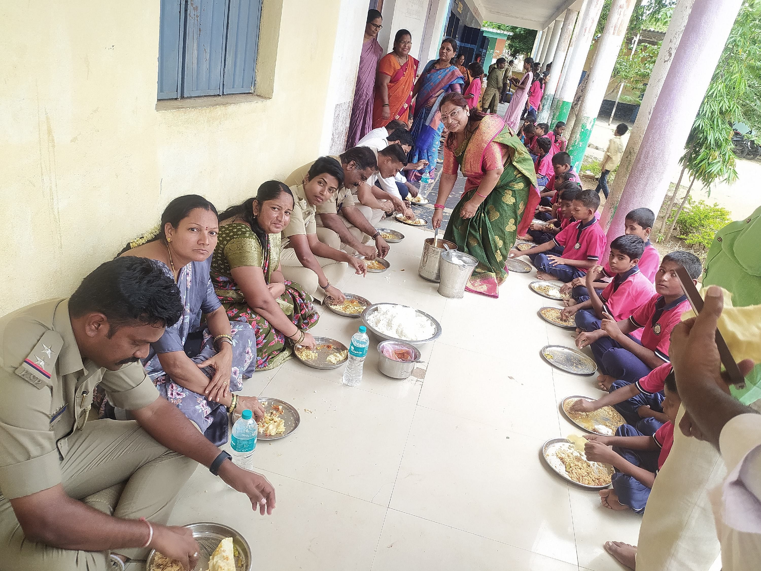 ಮುನಿರಾಬಾದ್ ಸಮೀಪ ಹೊಸ ಹಳ್ಳಿಯ ಸರ್ಕಾರಿ ಶಾಲೆಯಲ್ಲಿ ಬುಧವಾರ ನಡೆದ ಕಾರ್ಯಕ್ರಮದಲ್ಲಿ ಪೊಲೀಸ್ ವರಿಷ್ಠಾಧಿಕಾರಿ ಯಶೋಧ ಒಂಟಿಗೋಡಿ ಅವರು ಮಕ್ಕಳೊಂದಿಗೆ ಬಿಸಿಯೂಟ ಸವಿದರು