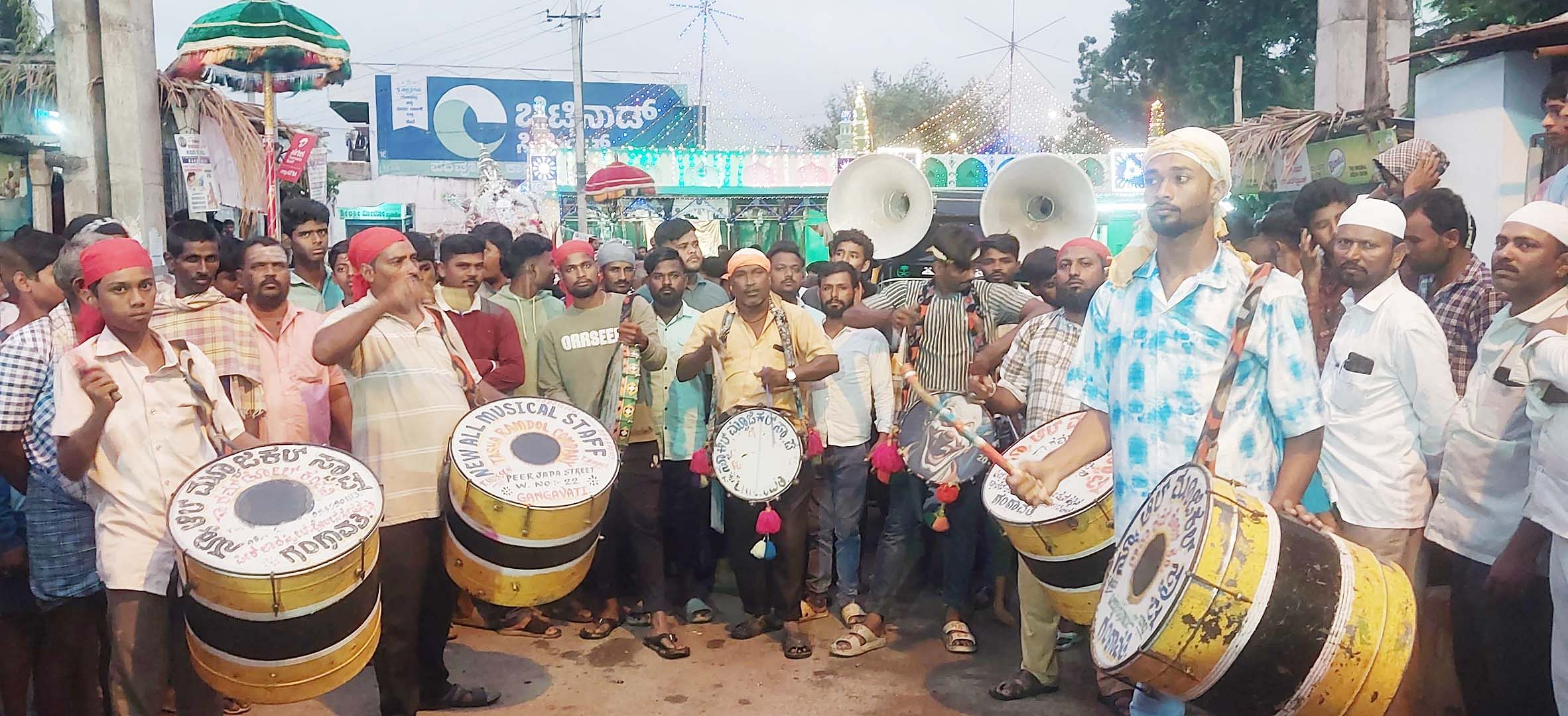 ಕನಕಗಿರಿಯಲ್ಲಿ ಸೋಮವಾರ ಬೆಳಗಿನ ಜಾವನ ನಡೆದ ಲಾಲಸಾಬ ಸವಾರಿಯಲ್ಲಿ ಗಂಗಾವತಿಯ ತಾಷ ಮೇಳದವರು ಭಾಗವಹಿಸಿದ್ದರು