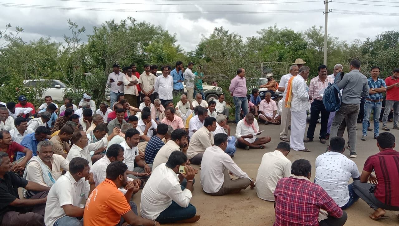 ವಸಂತ ನರಸಾಪುರ ಕೈಗಾರಿಕಾ ಪ್ರದೇಶದ 5 ಮತ್ತು 6ನೇ ಹಂತದ ರೈತರು ಪ್ರತಿಭಟನೆ ನಡೆಸಿದರು