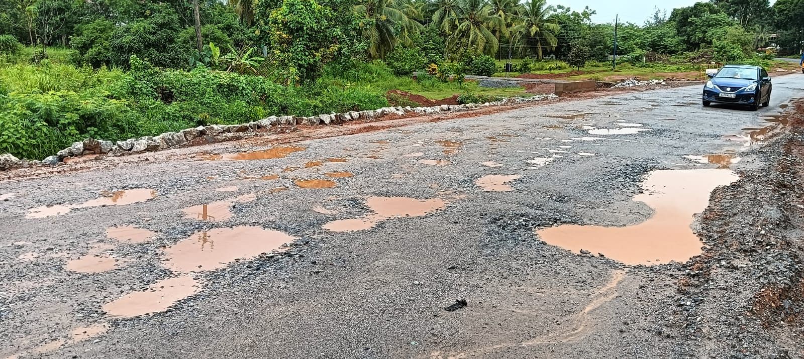 ಕೂಡಿದ ಪಂಜಿಮಾರು ಮುಖ್ಯ ರಸ್ತೆಯ ಸ್ಥಿತಿ