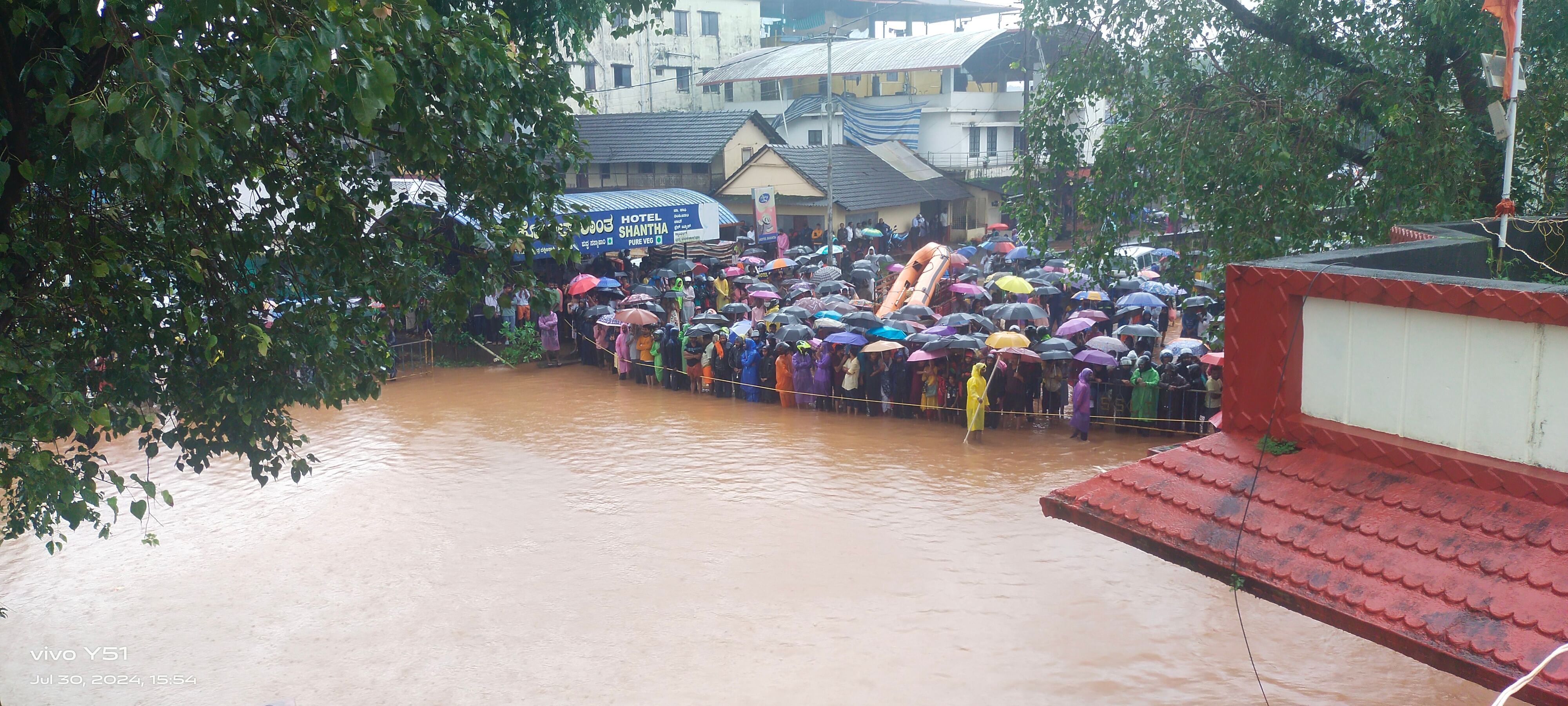 ಉಪ್ಪಿನಂಗಡಿಯಲ್ಲಿ ಸಂಗ ವೀಕ್ಷಿಸಲು ಬಂದಿದ್ದ ಜನ