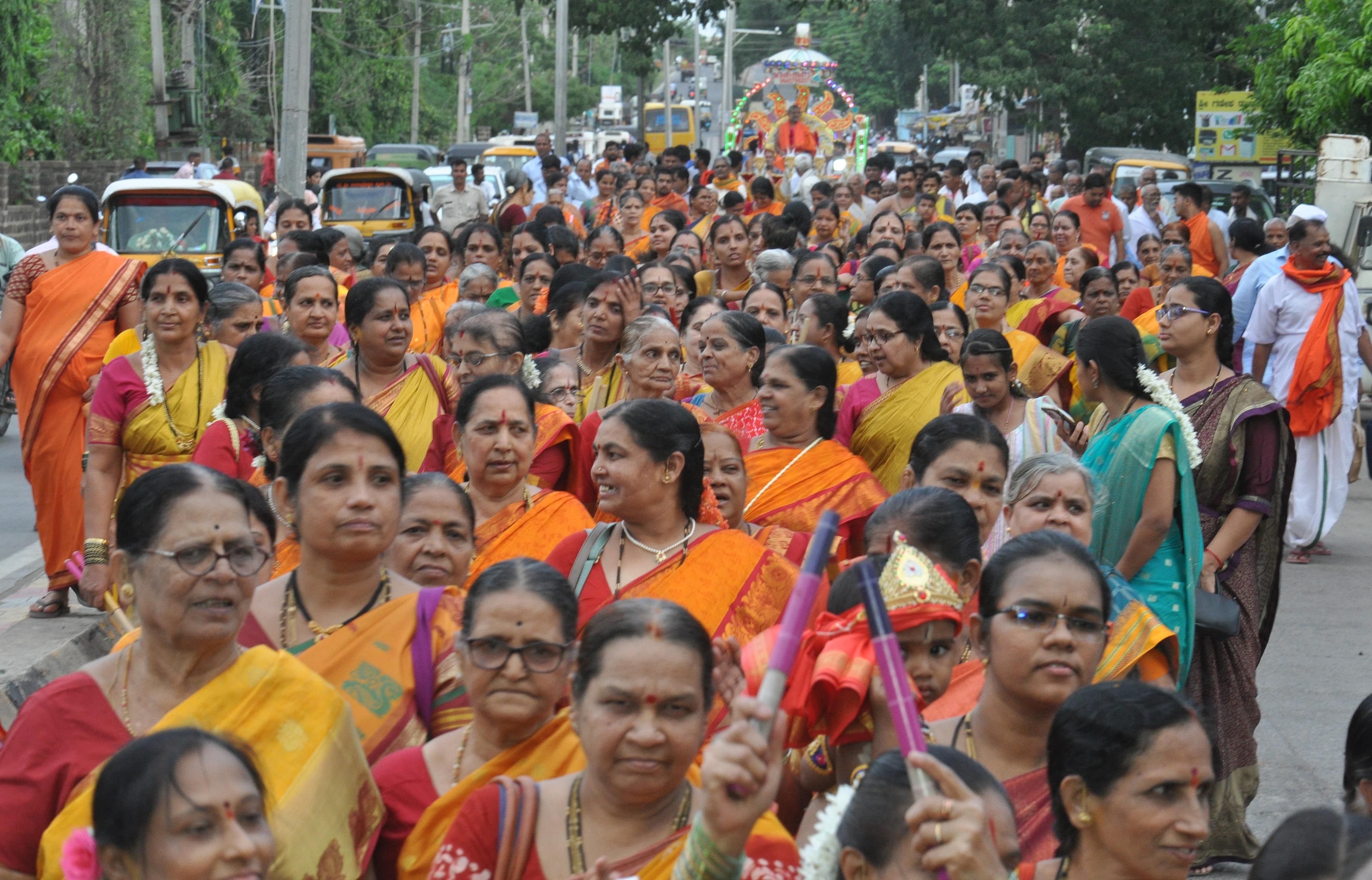 ವಿಜಯಪುರ ನಗರದಲ್ಲಿ ಉಡುಪಿ ಪೇಜಾವರ ಮಠದ ಪೀಠಾಧಿಪತಿ ವಿಶ್ವ ಪ್ರಸನ್ನ ತೀರ್ಥ ಸ್ವಾಮೀಜಿ ಅವರ  ಭವ್ಯ ಶೋಭಾ ಯಾತ್ರೆ ನಡೆಯಿತು–ಪ್ರಜಾವಾಣಿ ಚಿತ್ರ